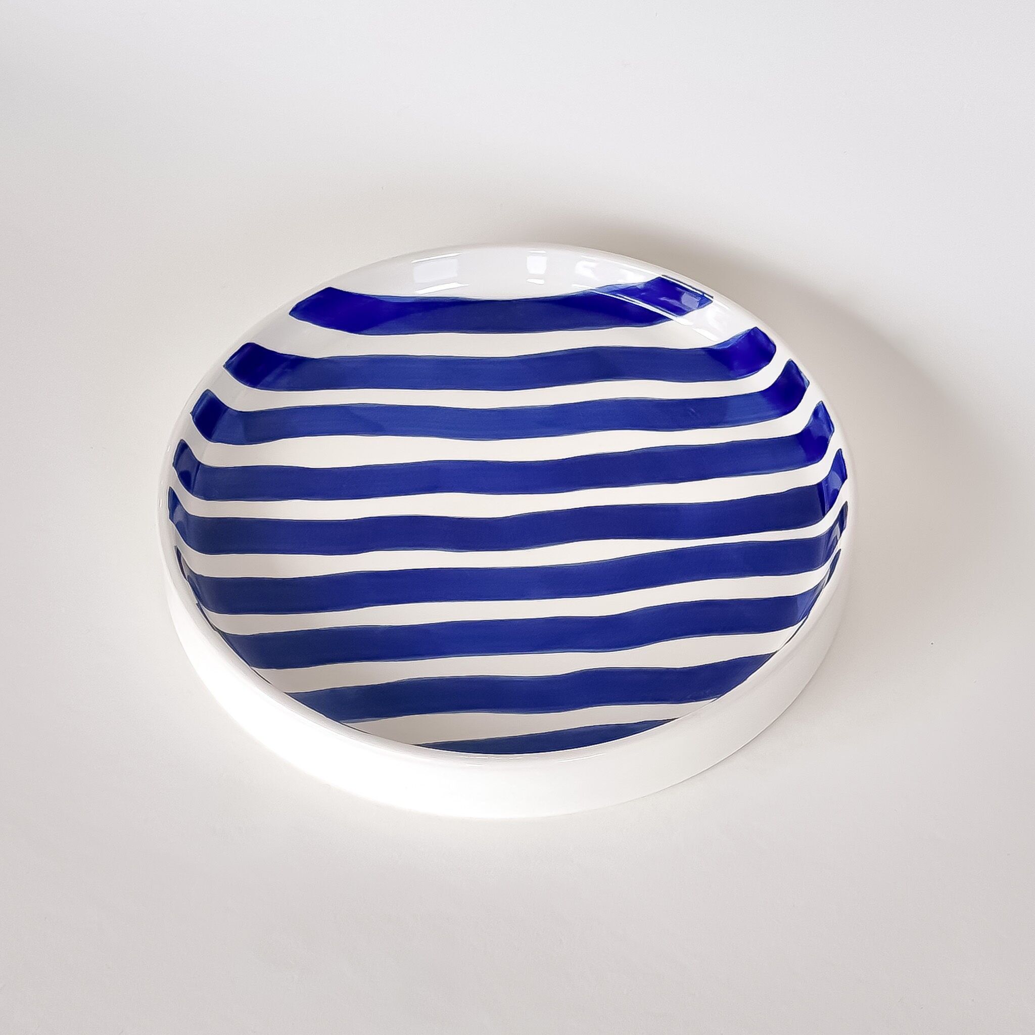 Piatto - strisce blu - dipinto a mano
