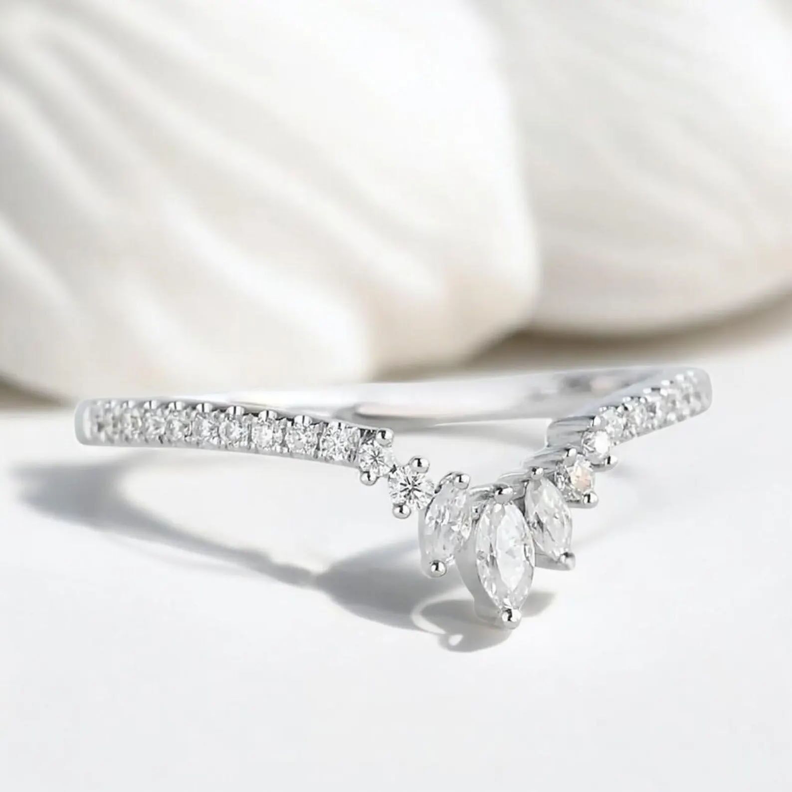 Moissanit Vintage Marquise Chevron Ring, Geschwungenes Chevron Ehering, V-förmiges Art Deco Band aus 925 Sterling Silber, Geschenke für Sie