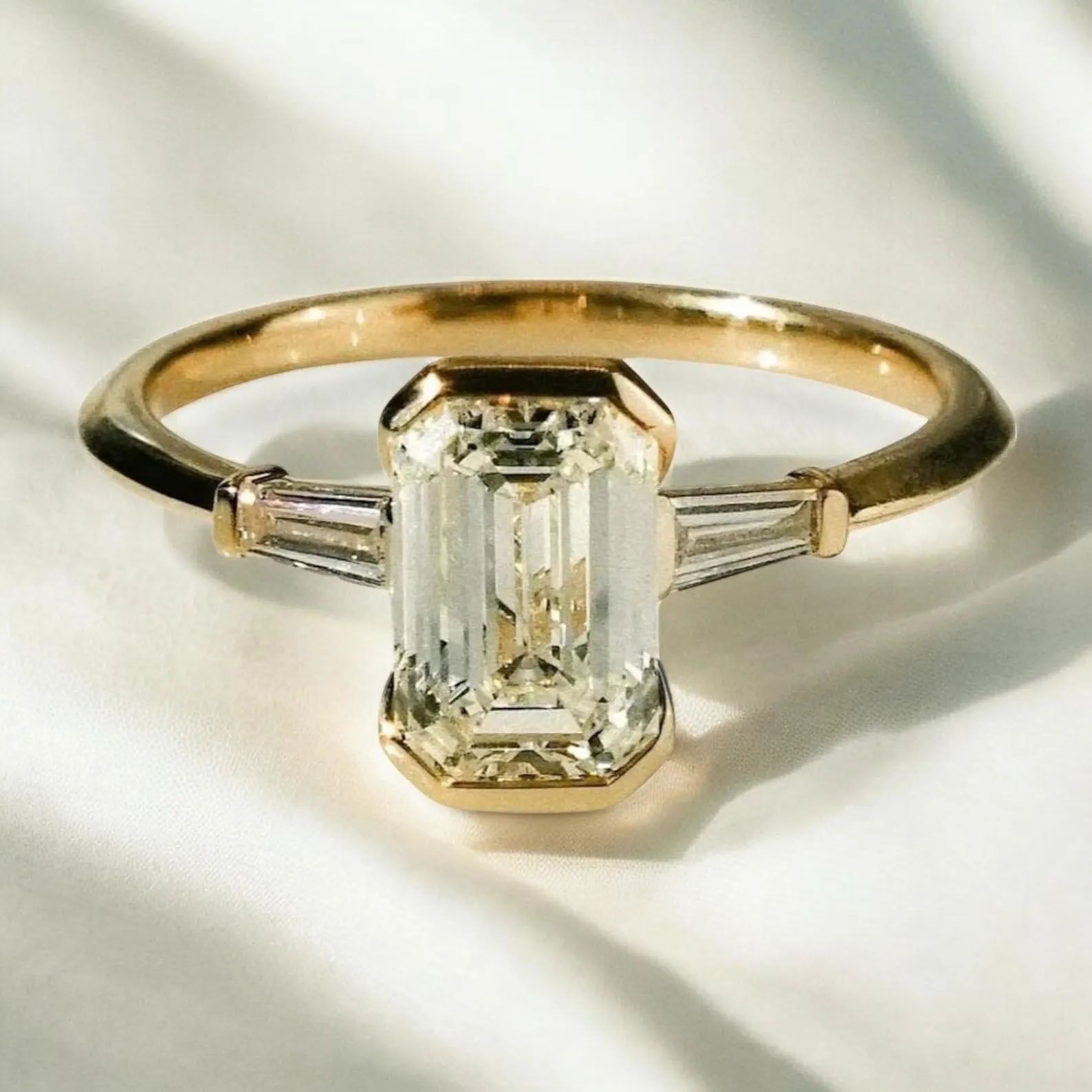 3 CT Smaragdschliff Verlobungsring 925 Sterling Splitter Moissanit Ring Drei Stein Baguette Ring für Frauen Geburtstag Jahrestag Geschenk für Sie