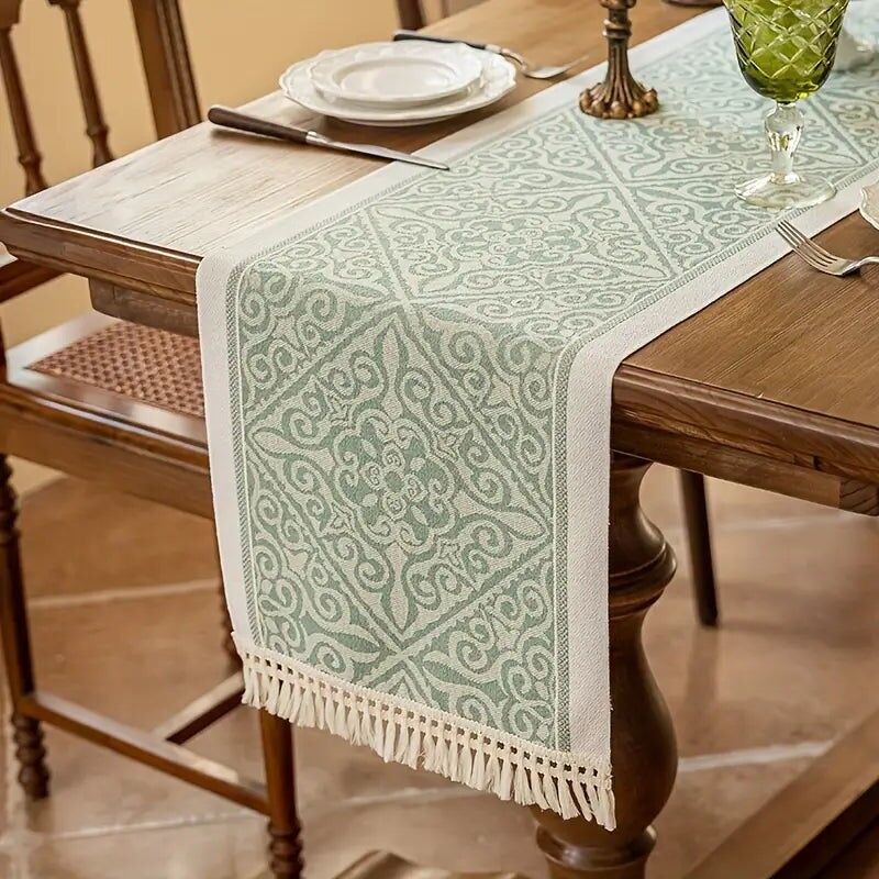 Runner da tavolo floreale verde con nappe: decorazione festiva per cene e matrimoni