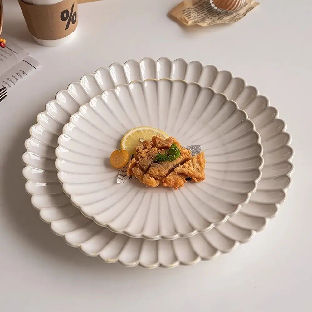 1 piatto in ceramica con bordo a conchiglia in rilievo