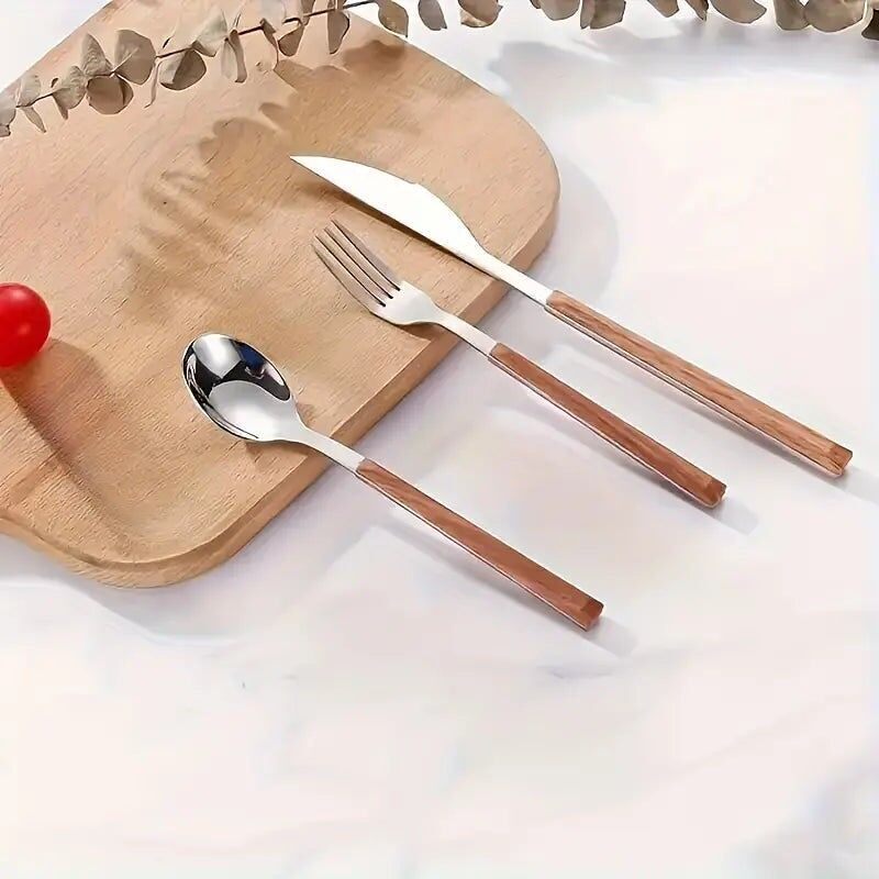 12 pezzi di stoviglie con manici in legno, tra cui 3 forchette, 3 cucchiai, 3 coltelli e 3 cucchiai da dessert