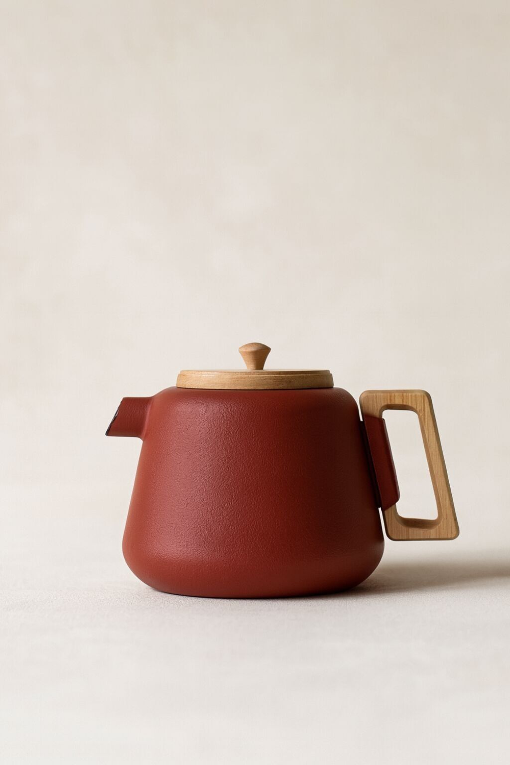 Paprika-Teekanne aus Gusseisen mit Holzgriff und -deckel, 500 ml, VIGGO