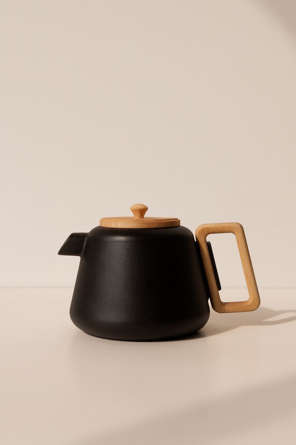 Schwarze gusseiserne Teekanne mit Holzgriff und -deckel, 500 ml, VIGGO