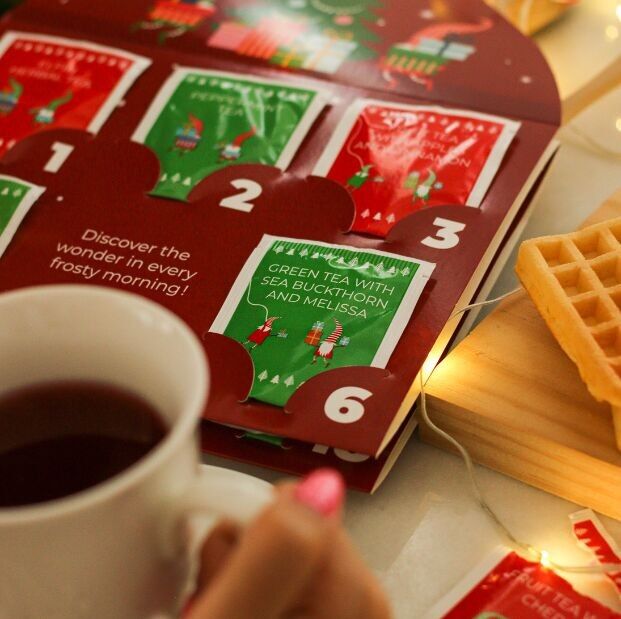 Calendrier de l'Avent Elfin Tea – 8 saveurs naturelles de thé aux herbes, aux fruits, vert et noir à déguster tout au long de l'Avent, avec un thème elfique ludique