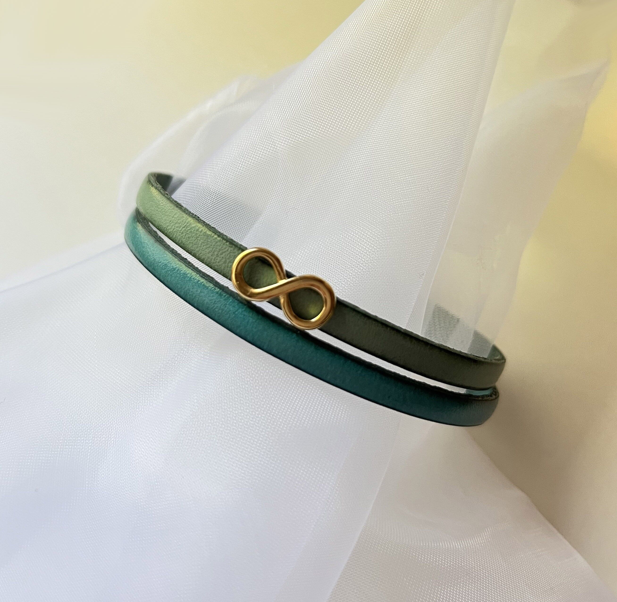 Bracelet 2 cuirs décor infini doré couleur turquoise et vert tendre