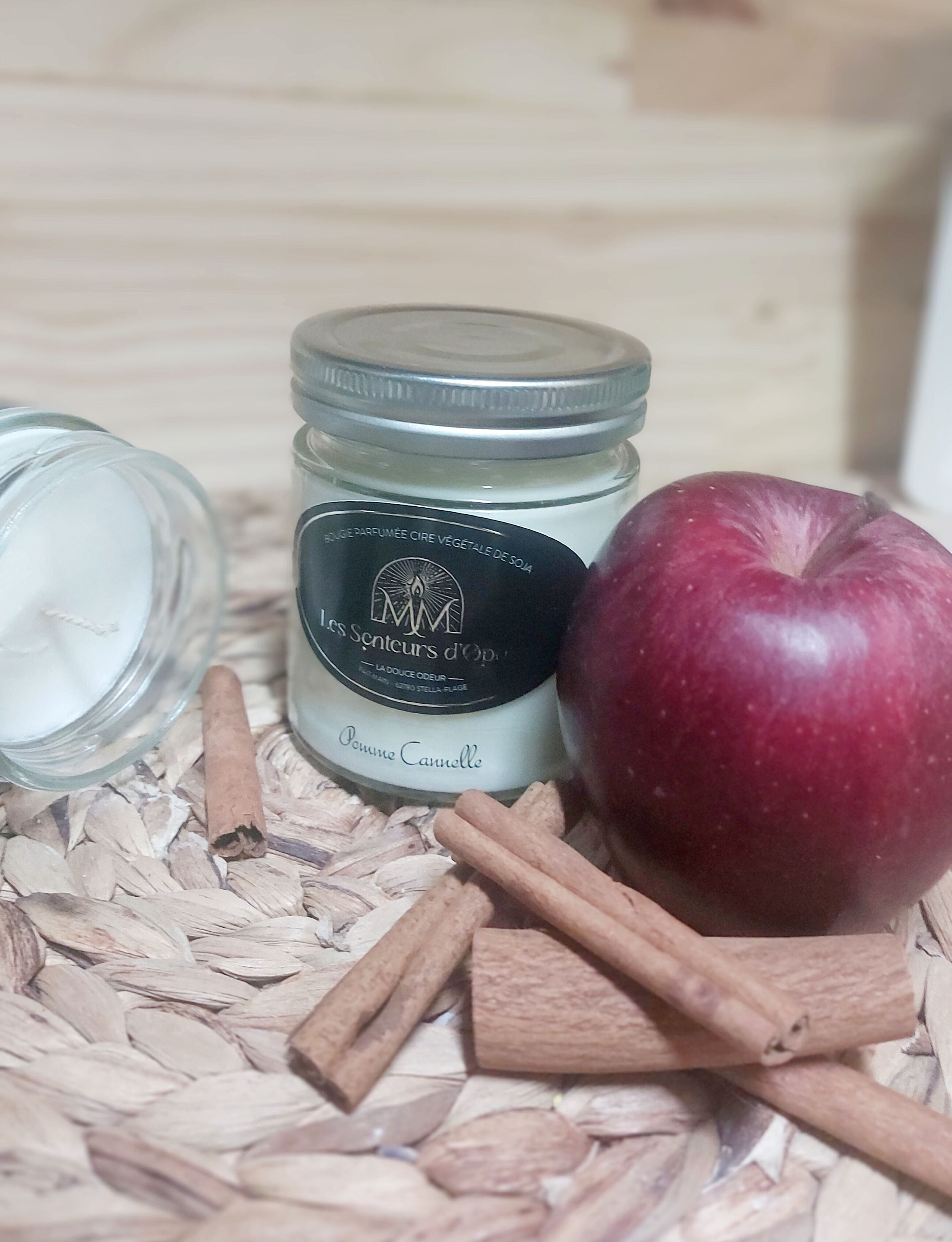 Scented candle made from vegetable soy wax - APPLE CINNAMON (150g)