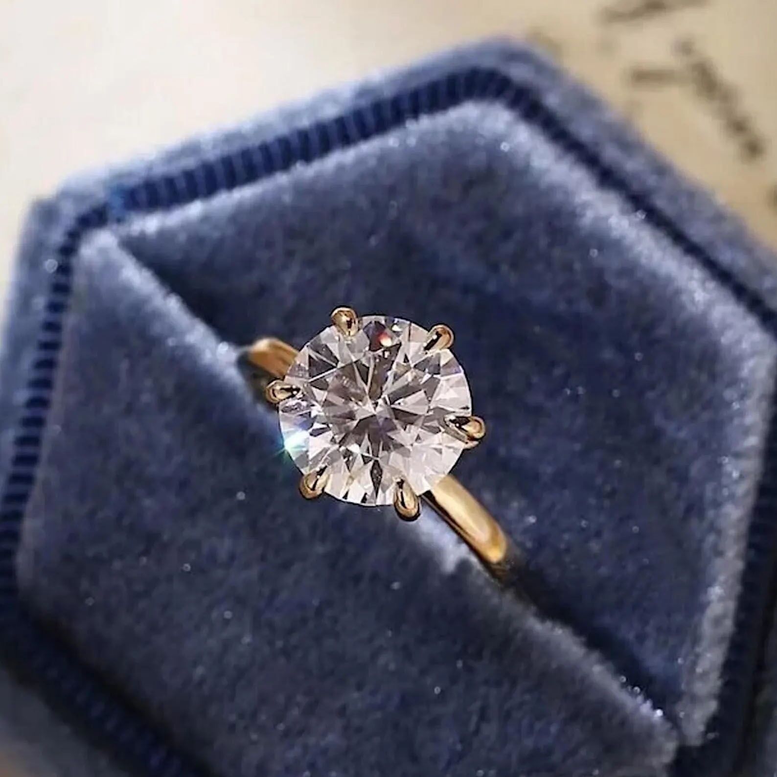 2.5 Karat Rundschliff Versteckter Halo Solitär Moissanit Verlobungsring, hauchdünnes Band, Braut-, Jubiläums- oder Versprechensring