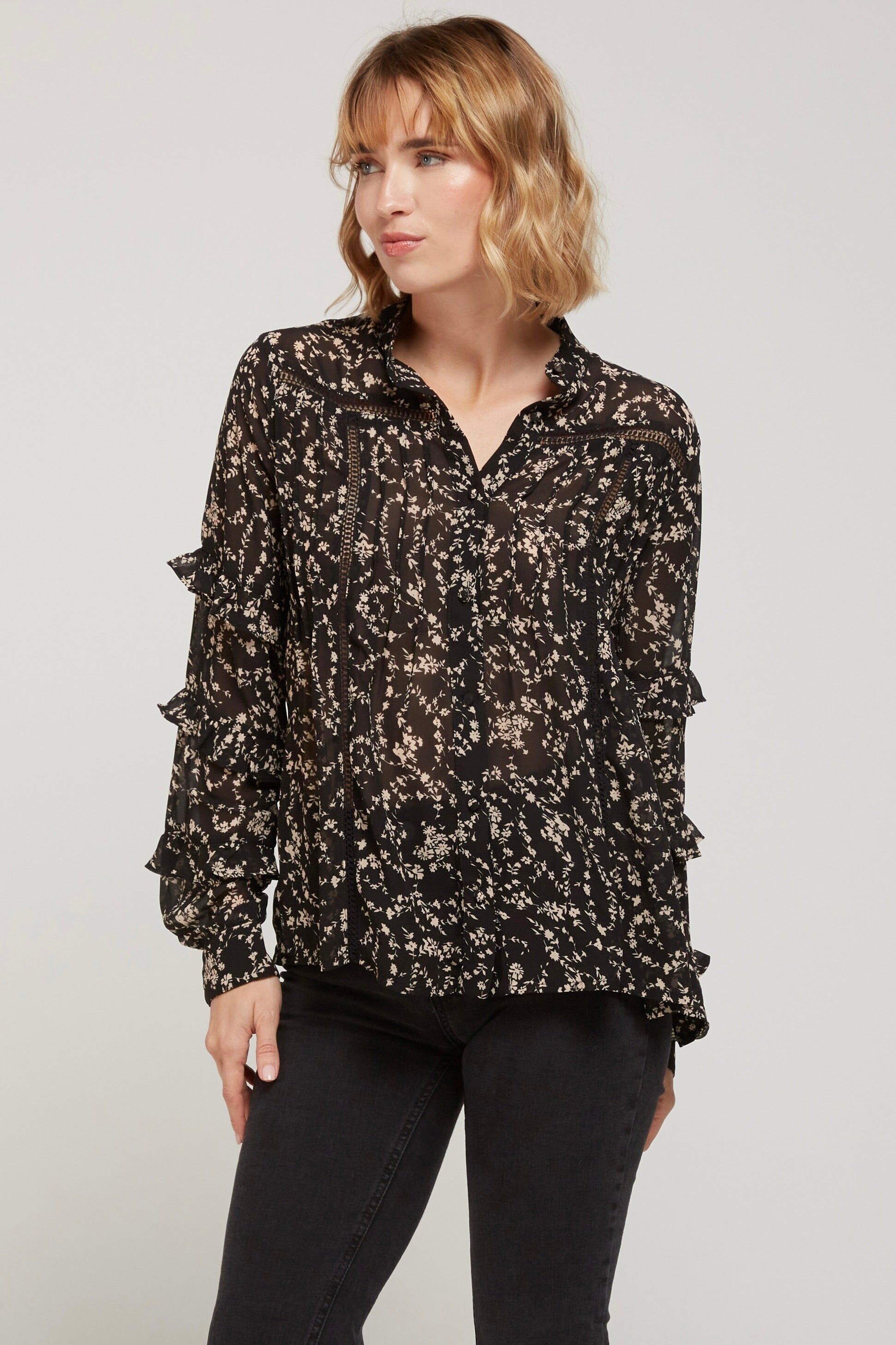 AISHA - Blusa fluida en georgette negra estampada, mangas con volantes y corte vaporoso. Estilo romántico-chic, tejido 100% poliéster. Perfecto para usar desde la oficina hasta la noche.