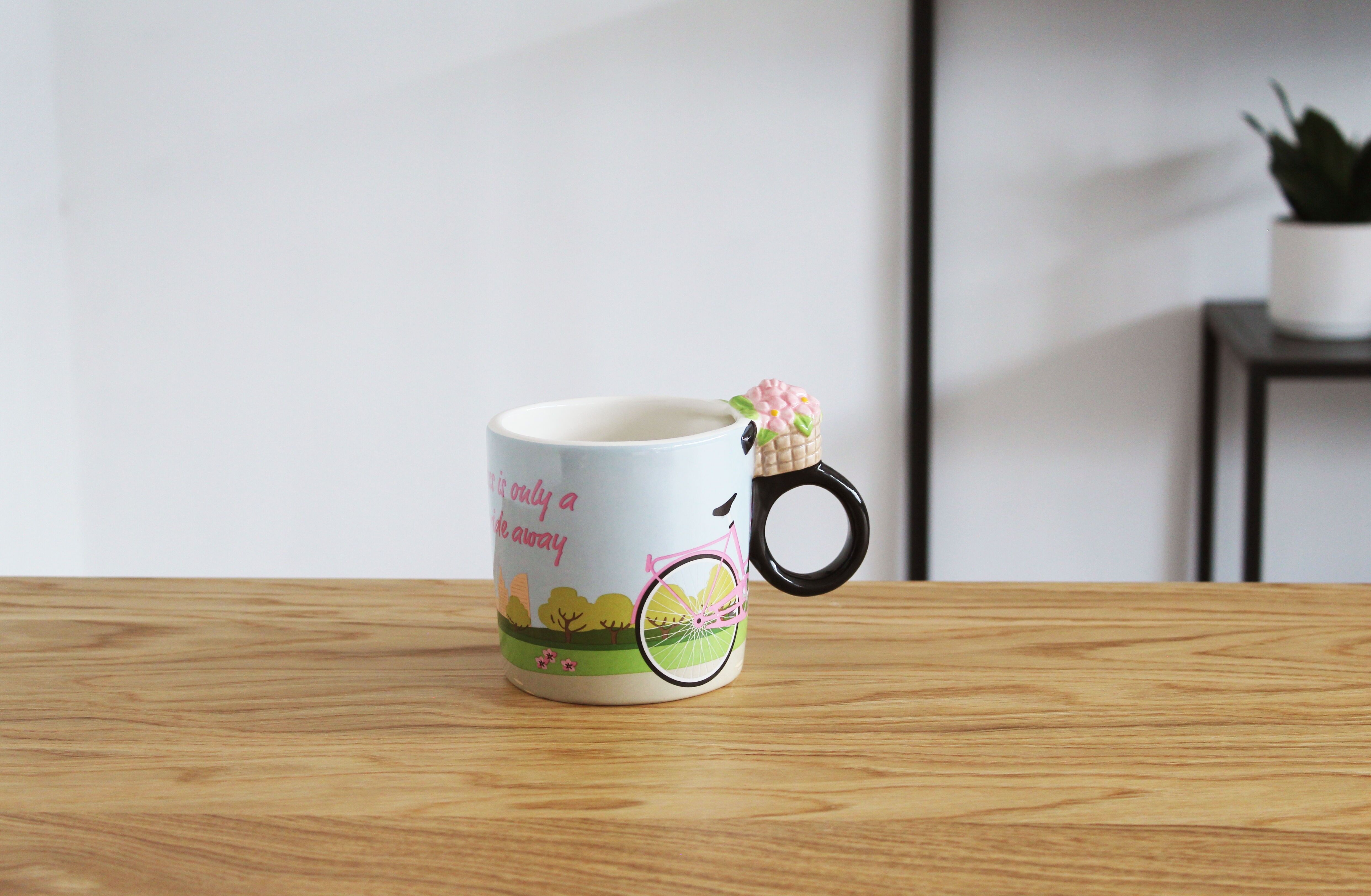 Taza de café con diseño de bicicleta urbana