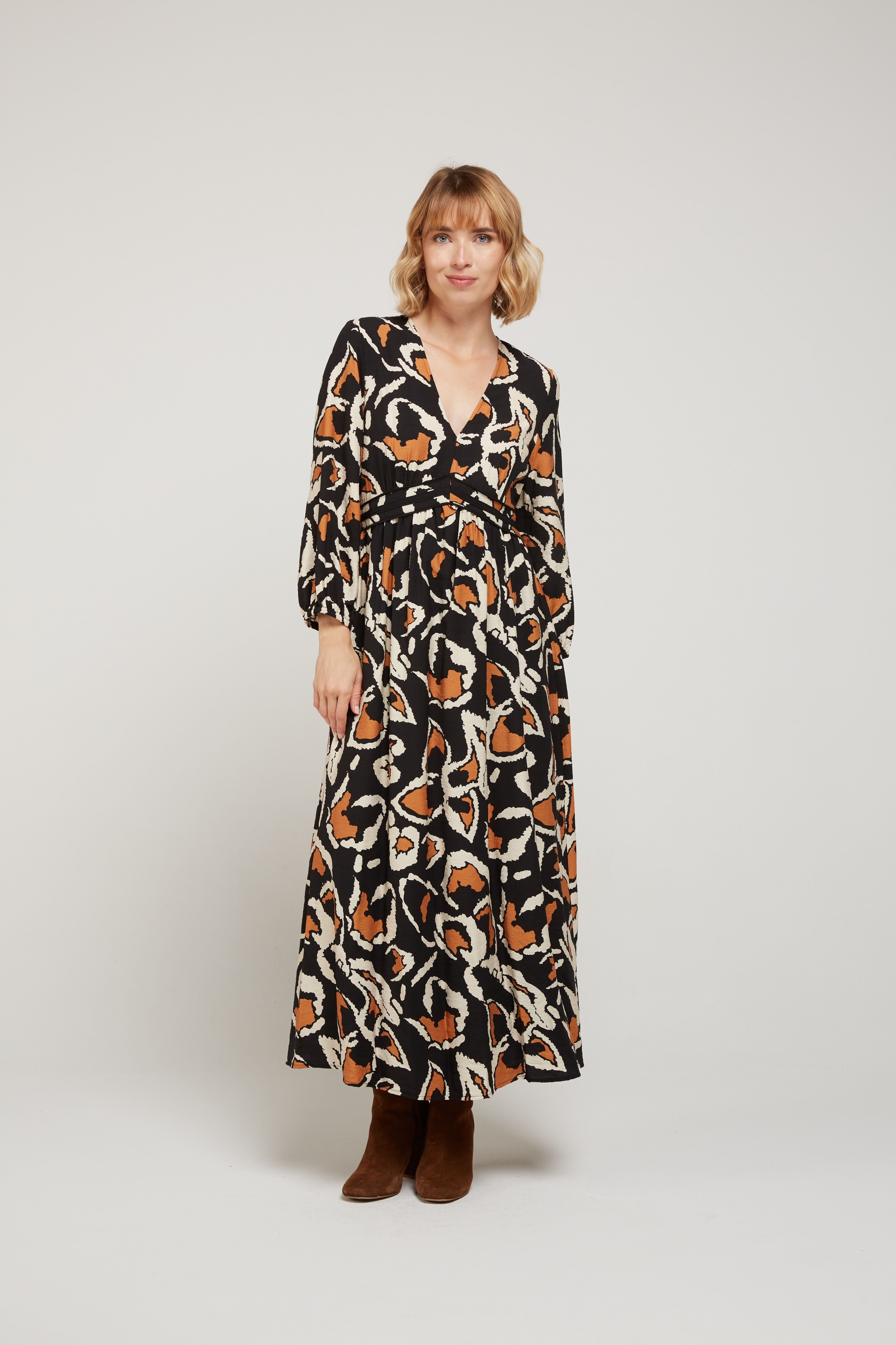 DALYNE - Robe longue fluide à imprimé graphique, col V, taille empire, manches longues élastiquées. 72% polyester, 28% viscose. Coloris: noir ou bleu.