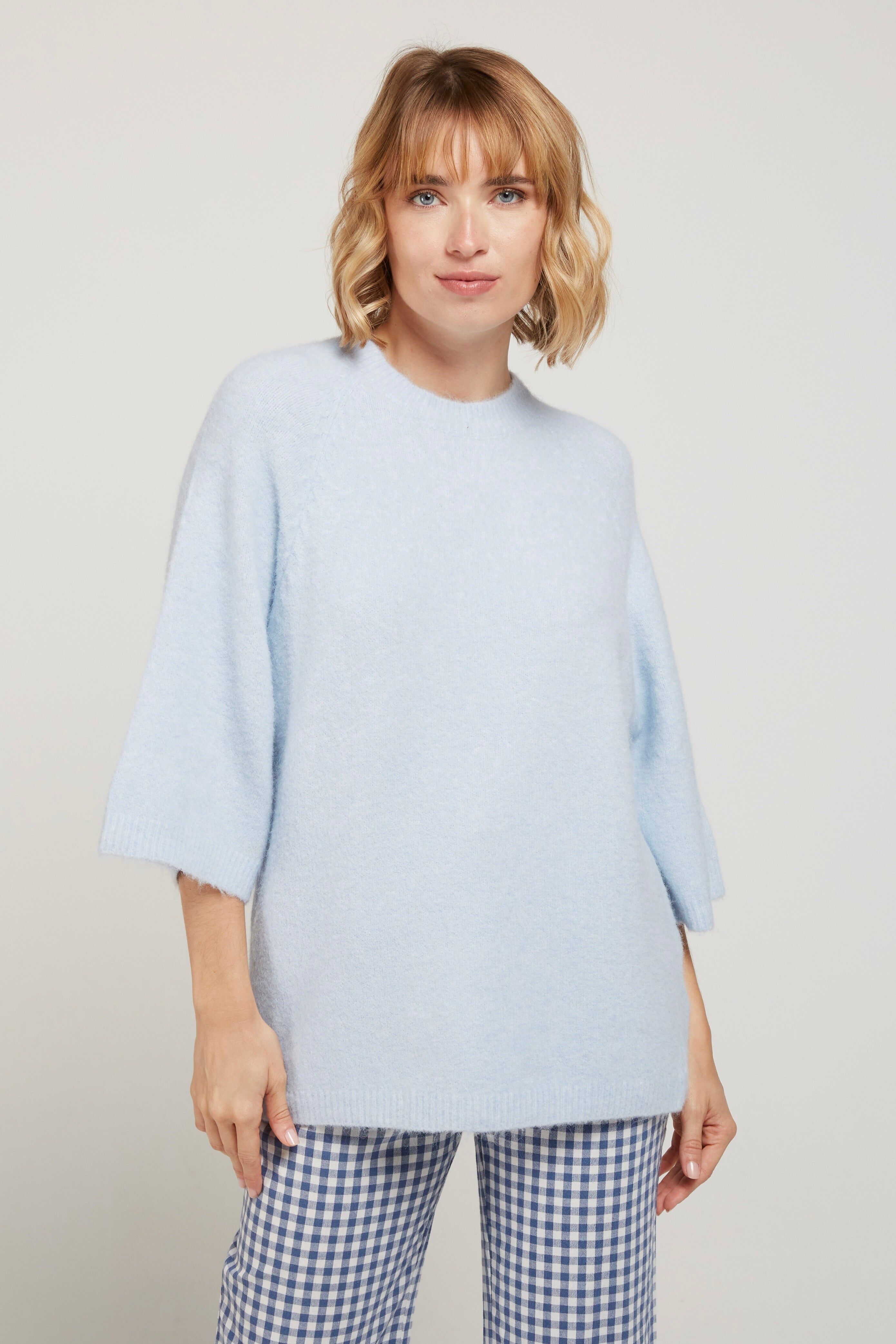 CAMELIA2 - Suéter suave de manga corta en punto esponjoso en tonos pastel. Cuello redondo, ajuste cómodo. Composición: 39% poliéster reciclado, 33% acrílico, 28% lana. Colores: Cielo, Nude, Lila, Taupe, Azul Marino.