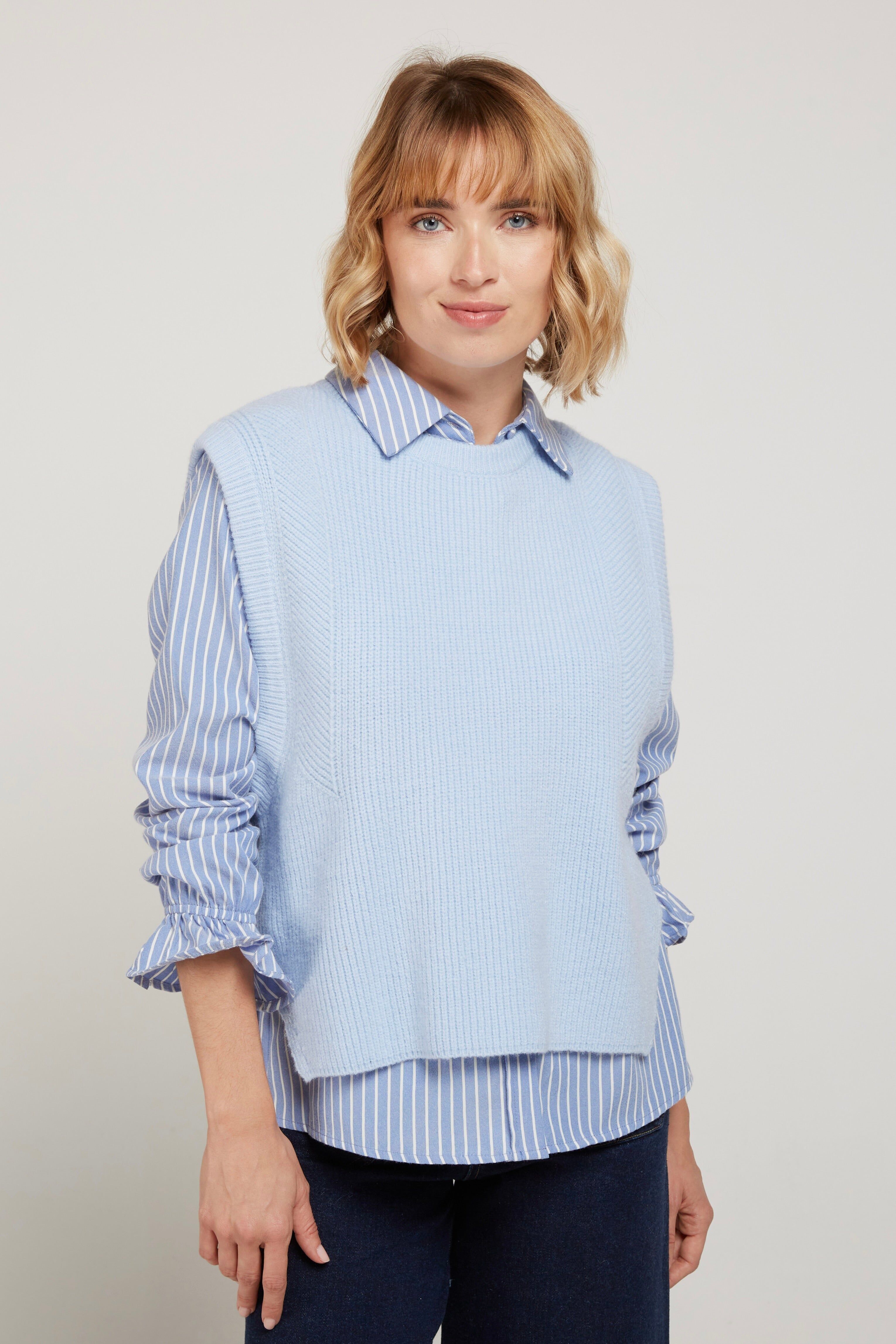 TINETTE - Pull sans manches en maille douce, col rond, coupe droite à superposer. Coloris: Ciel, Camel, Forest. Composition: 54% acrylique, 28% nylon, 18% laine.