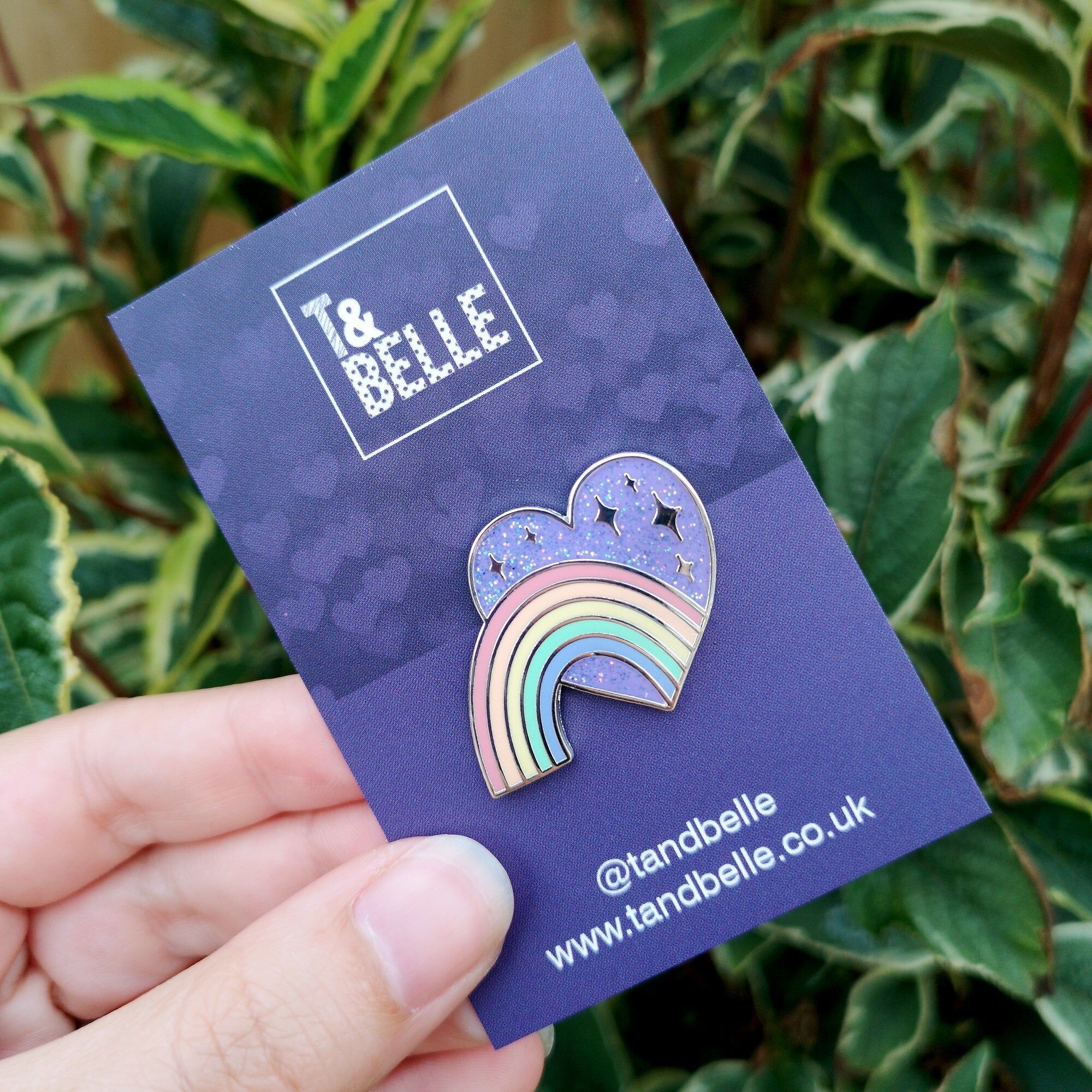 Pin's en émail pastel « Célébrons notre arc-en-ciel, souvenons-nous de nos étoiles » - Joie et perte