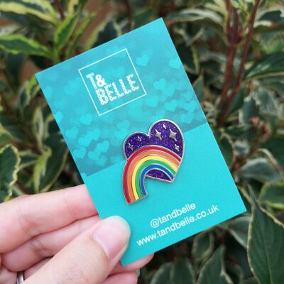 Spilla smaltata brillante "Celebriamo il nostro arcobaleno, ricordiamo le nostre stelle" - Gioia e perdita