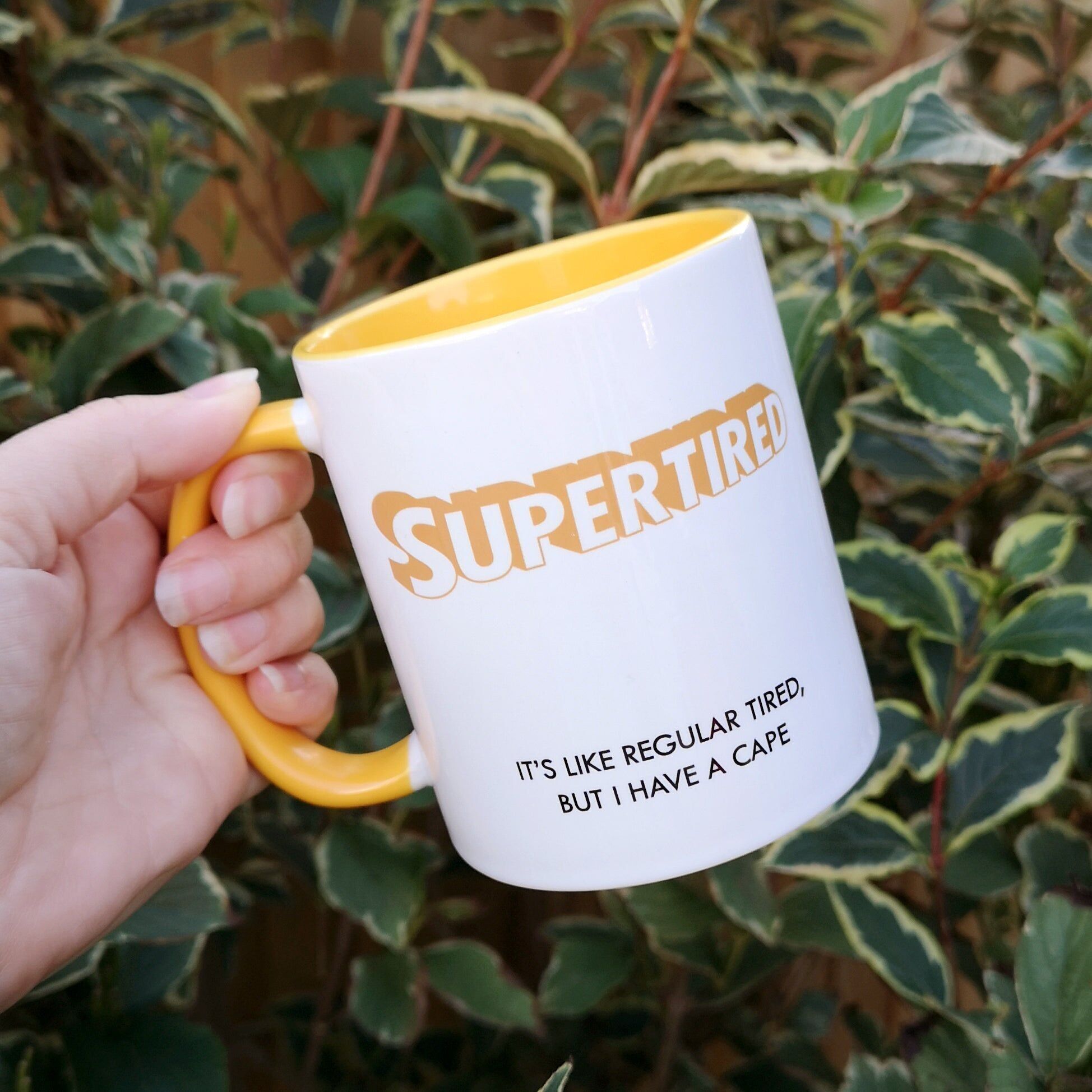 Tasse en céramique jaune super fatiguée