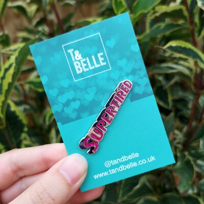 Spilla smaltata Supertired con glitter argento e rosa
