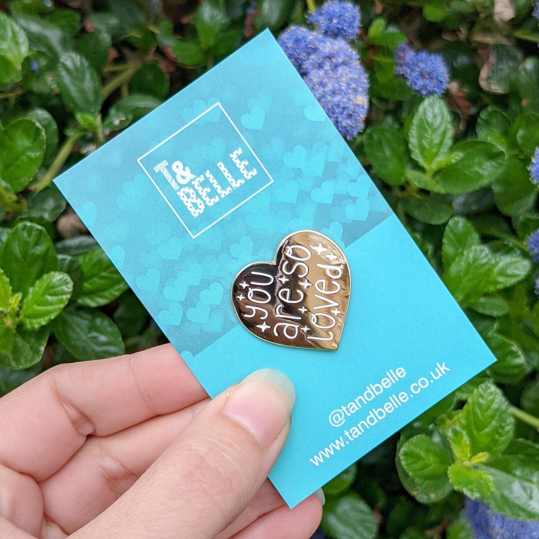 Épingle en émail avec affirmations positives « Tu es tellement aimé »