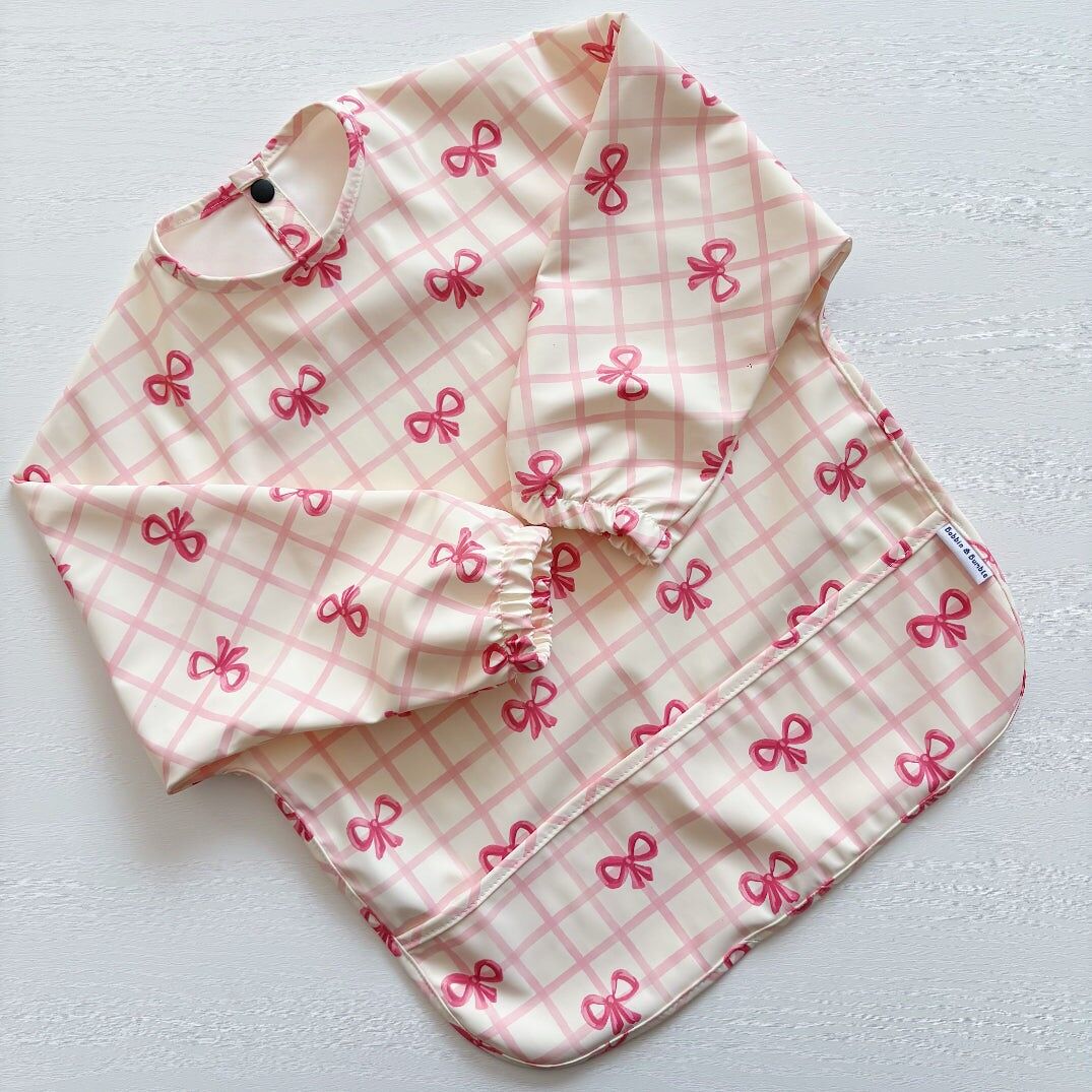 Langärmliges Babylätzchen - Rosa Schleife