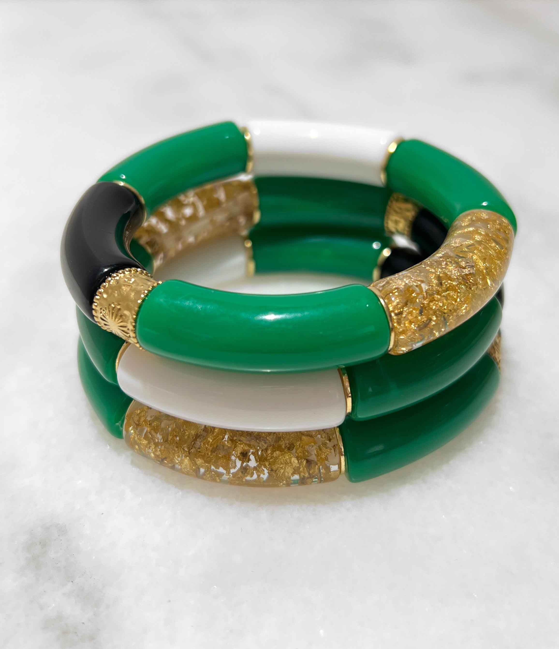 Bracciale elastico alla moda con tubi in acrilico e perle piatte in ottone placcato oro 14K - Mix Verde, nero, bianco e foglia oro