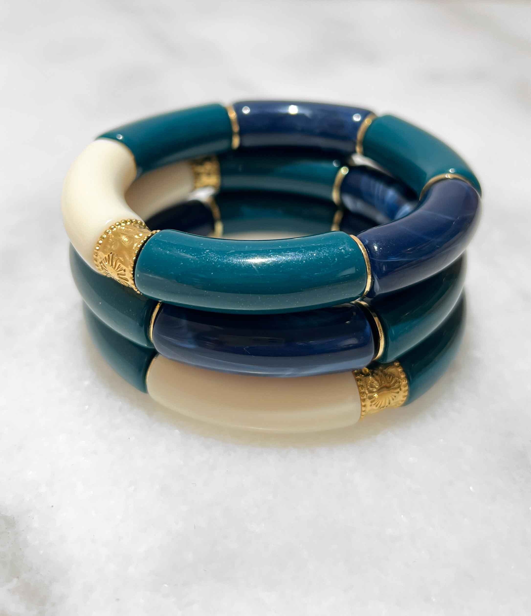 Bracciale elastico alla moda con tubi in acrilico e perle piatte in ottone placcato oro 14K - Mix di blu anatra, blu navy e bianco