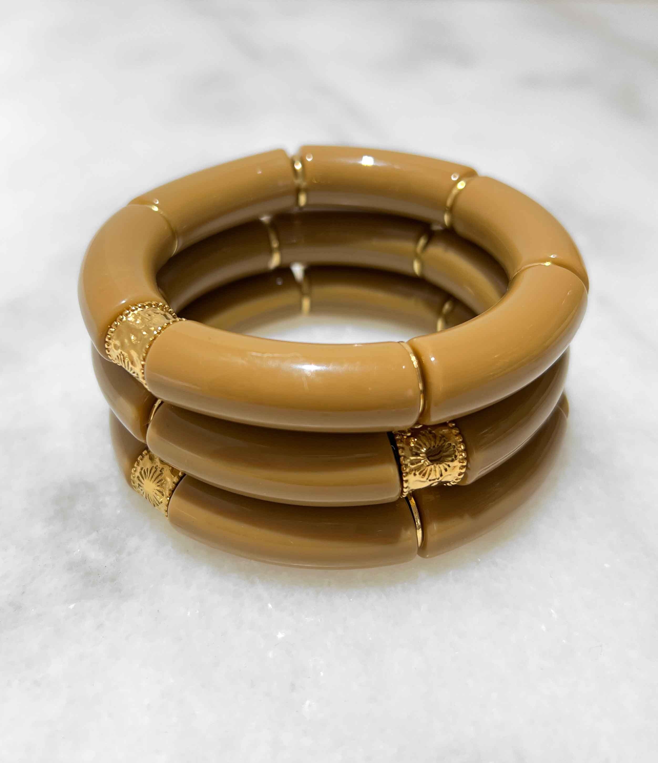 Bracciale elastico alla moda con tubi in acrilico e perle piatte in ottone placcato oro 14K - Full Brown