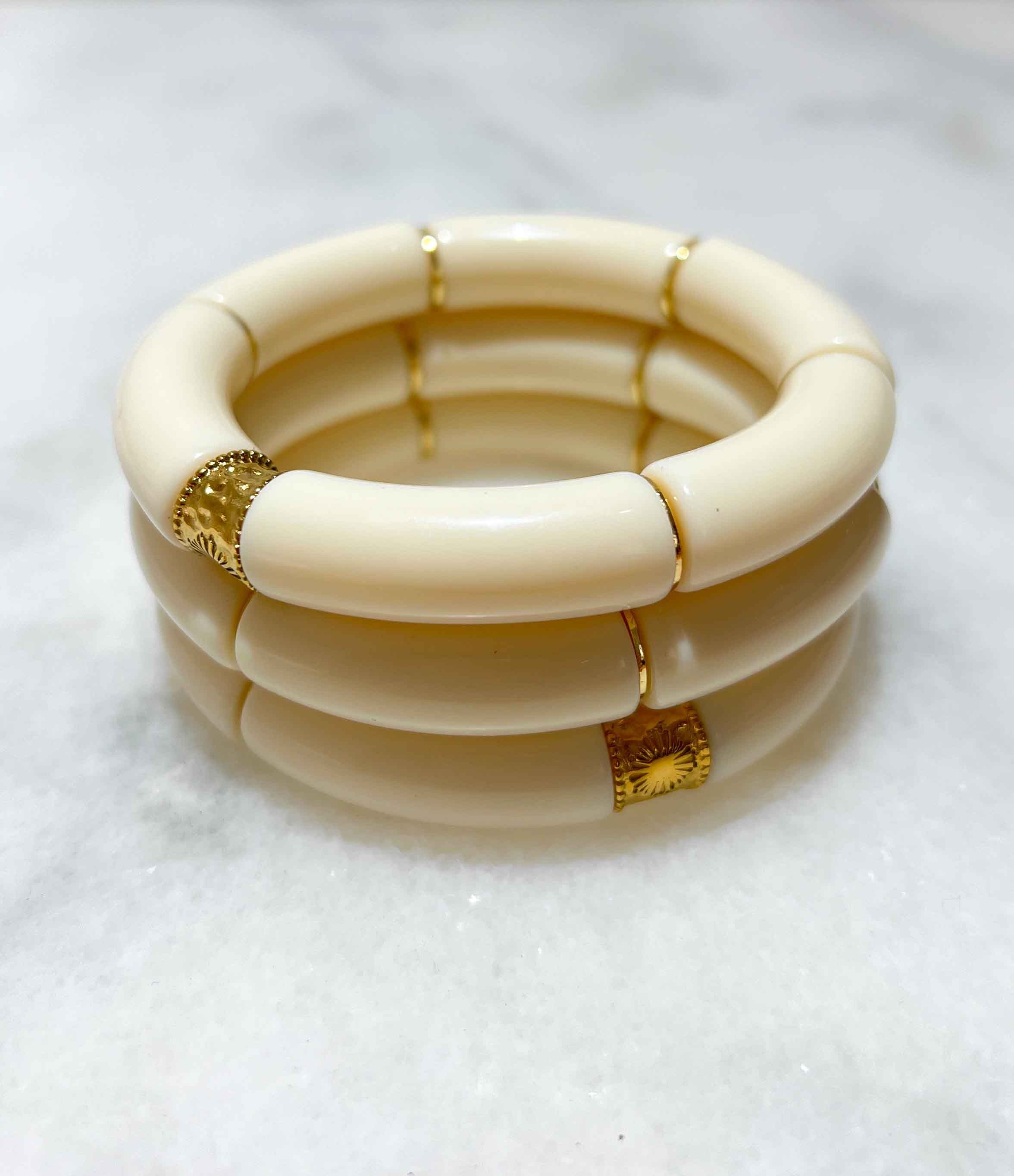 Bracciale elastico alla moda con tubi in acrilico e perle piatte in ottone placcato oro 14K - Full Cream