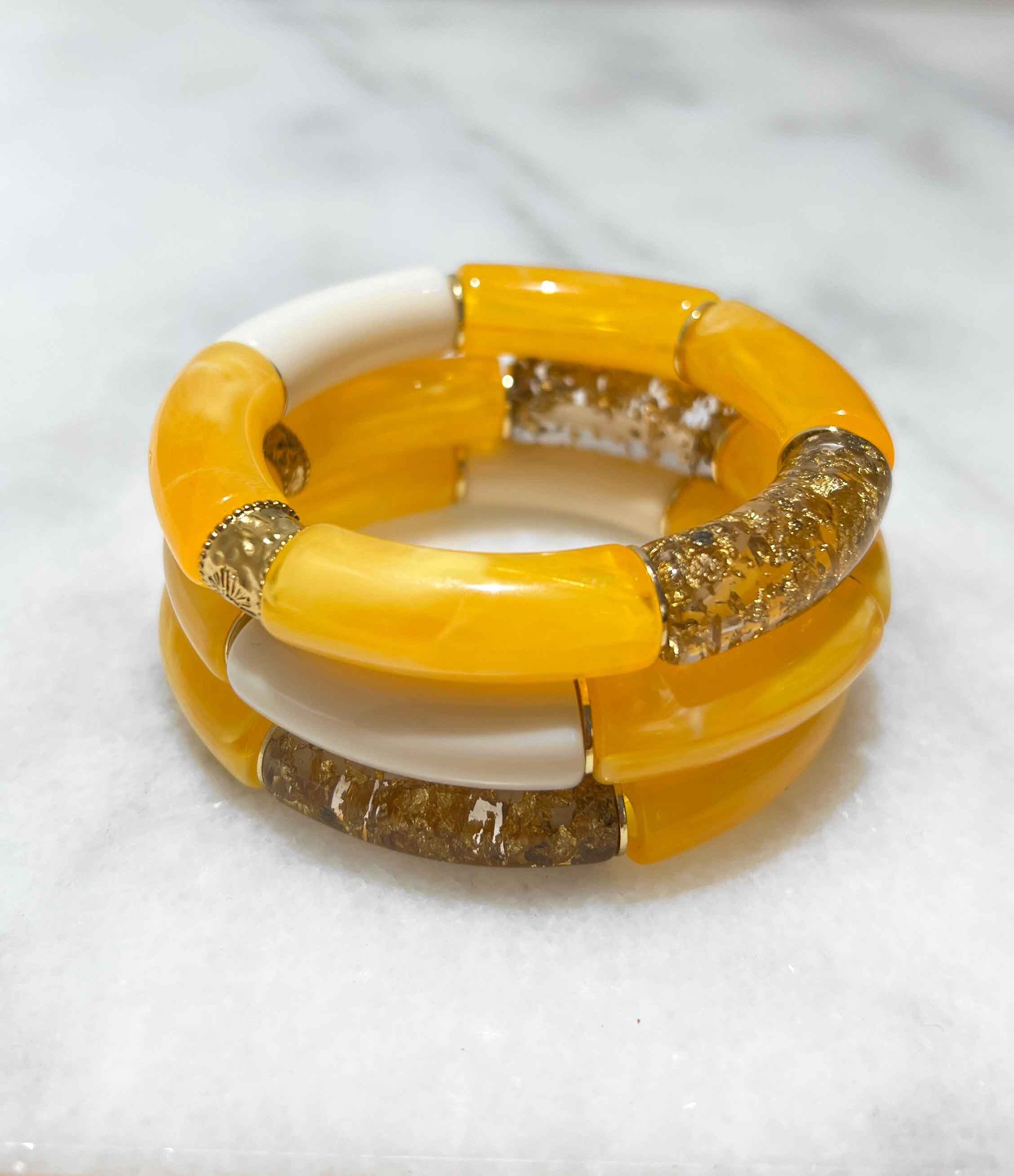 Bracciale elastico alla moda con tubi in acrilico e perle piatte in ottone placcato oro 14K - Mix di foglia gialla, bianca e oro