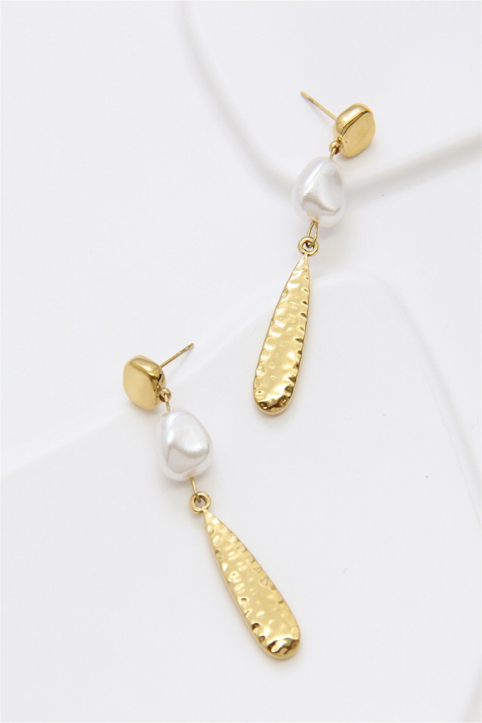 Orecchini pendenti in acciaio inossidabile placcato oro – Eleganza martellata e perline perlate