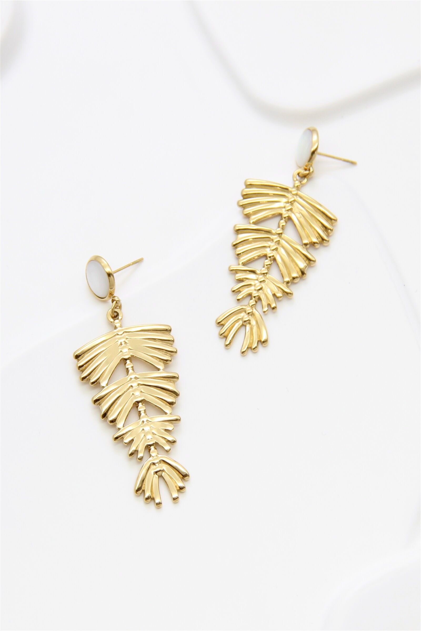 Orecchini pendenti in acciaio inossidabile placcato oro – Elegante design a foglia e madreperla