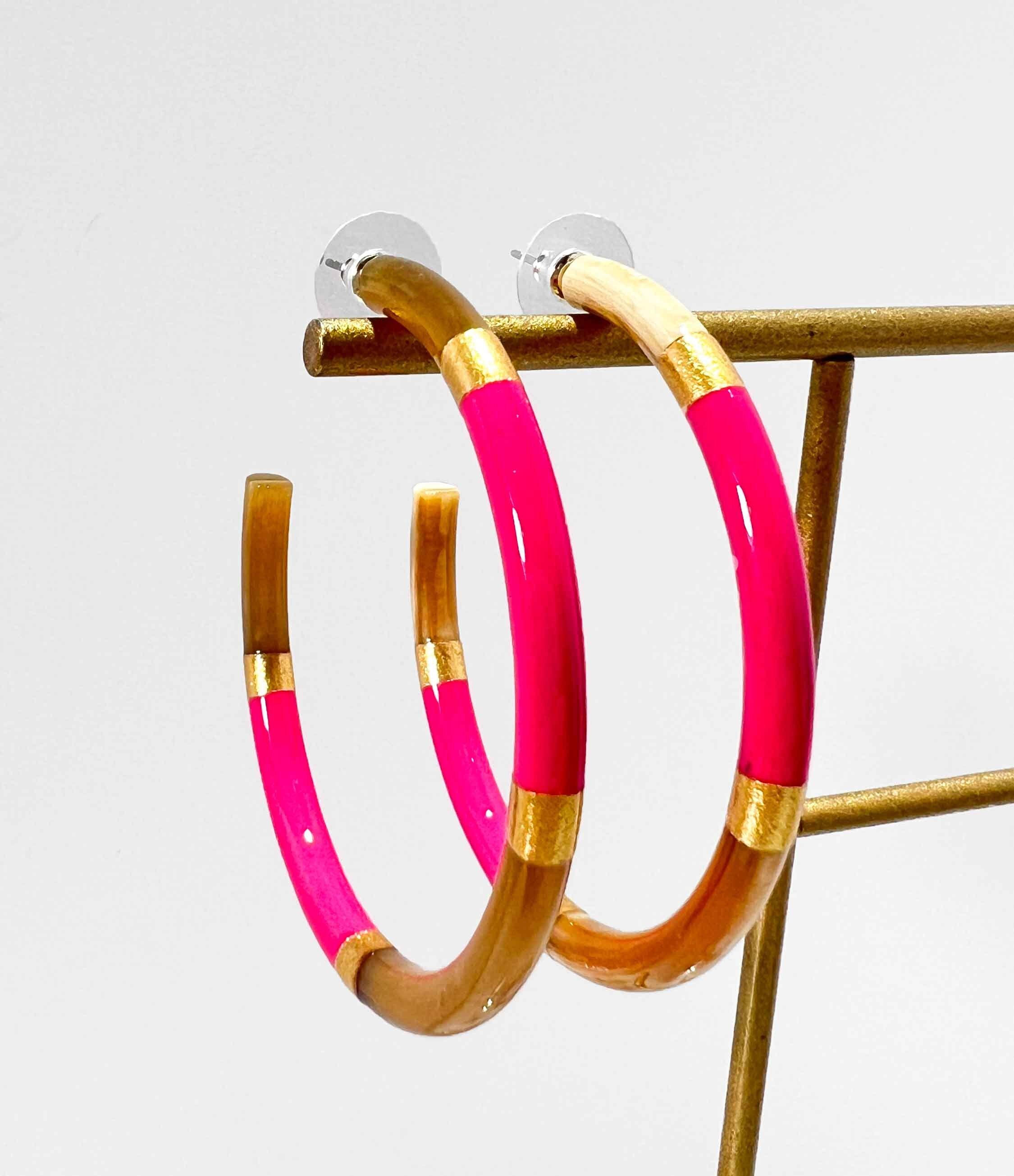 Orecchini a cerchio in vero corno e foglia d'oro - Rosa fucsia