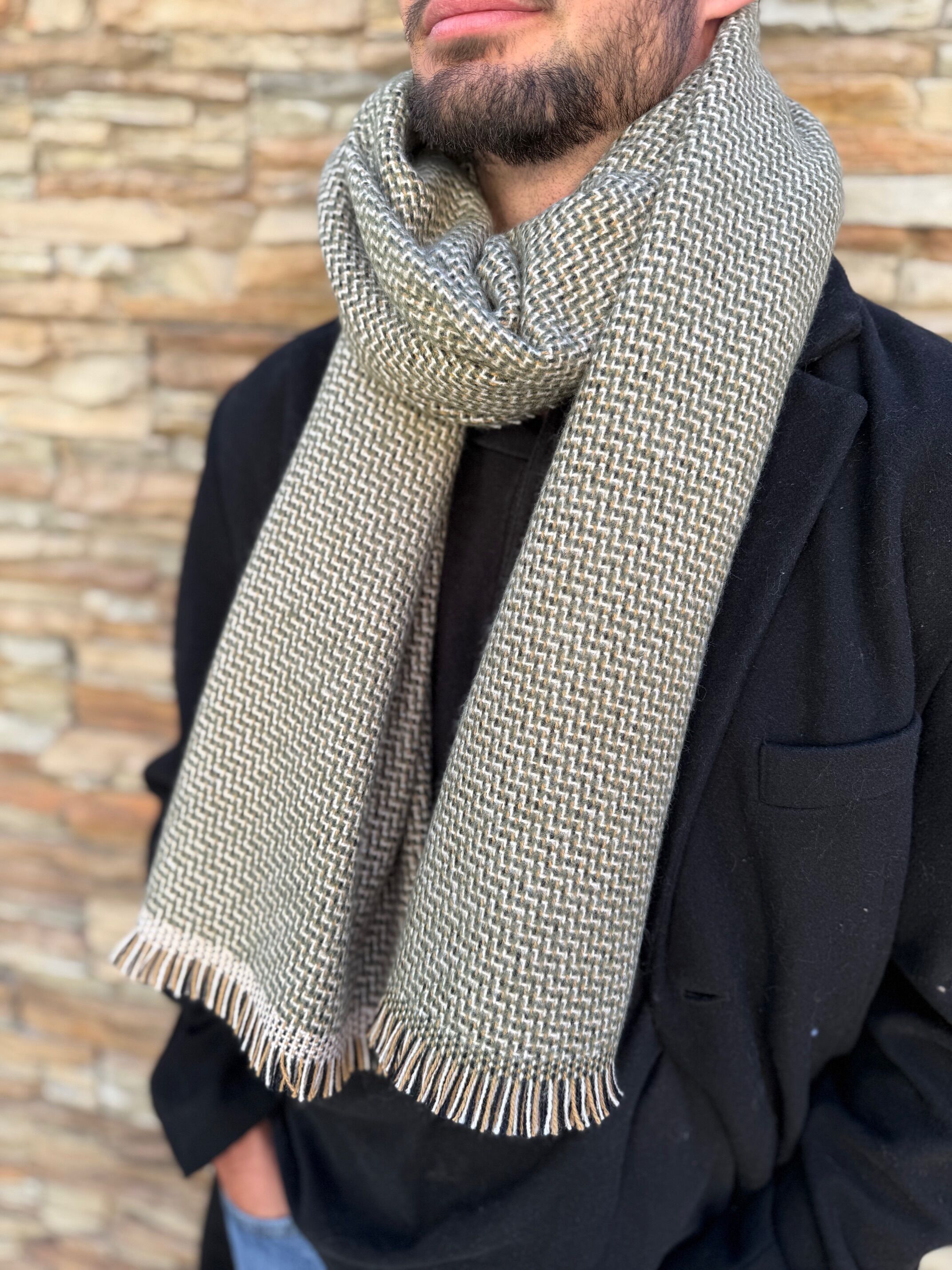 Bufanda tejida unisex suave y elegante.