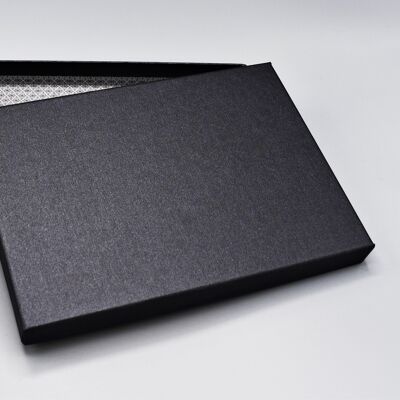 A6 IN BLACK GLOW: Stabile Schachtel mit Deckel als Geschenkbox o. Fotobox - original artoz PURE Box