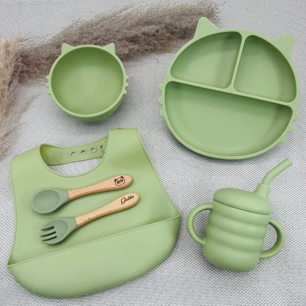 Coffret Repas Bébé Personnalisé – Assiette Chat, Bol, Tasse, Bavoir & Couverts