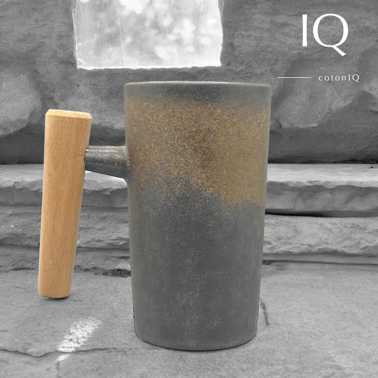 Mug à café design avec anse en bois – noir et or – 230 ml