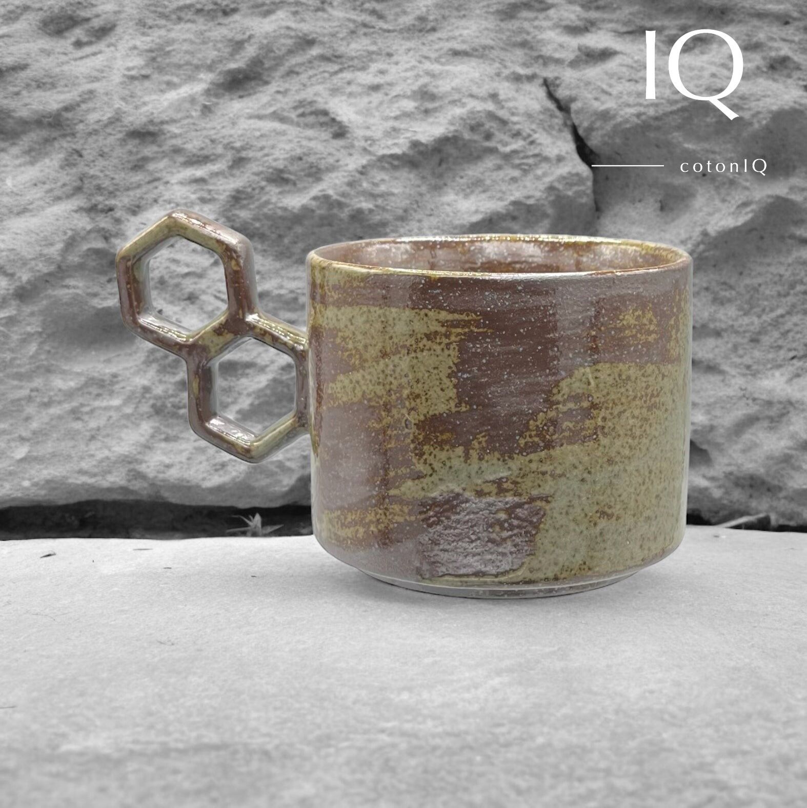 Designer-Keramiktasse mit geometrischem Griff – Grün und Braun – 235 ml