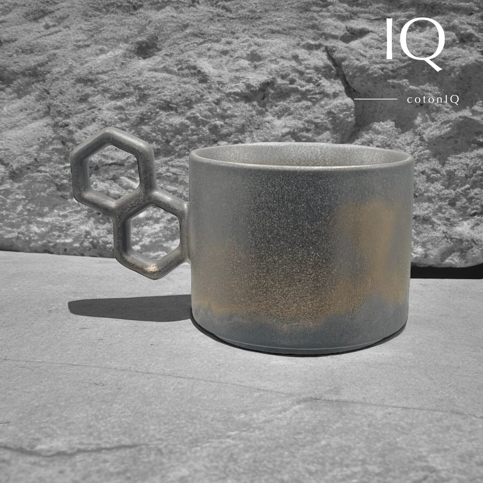 Taza de cerámica de diseño con asa geométrica – negra y dorada – 235 ml