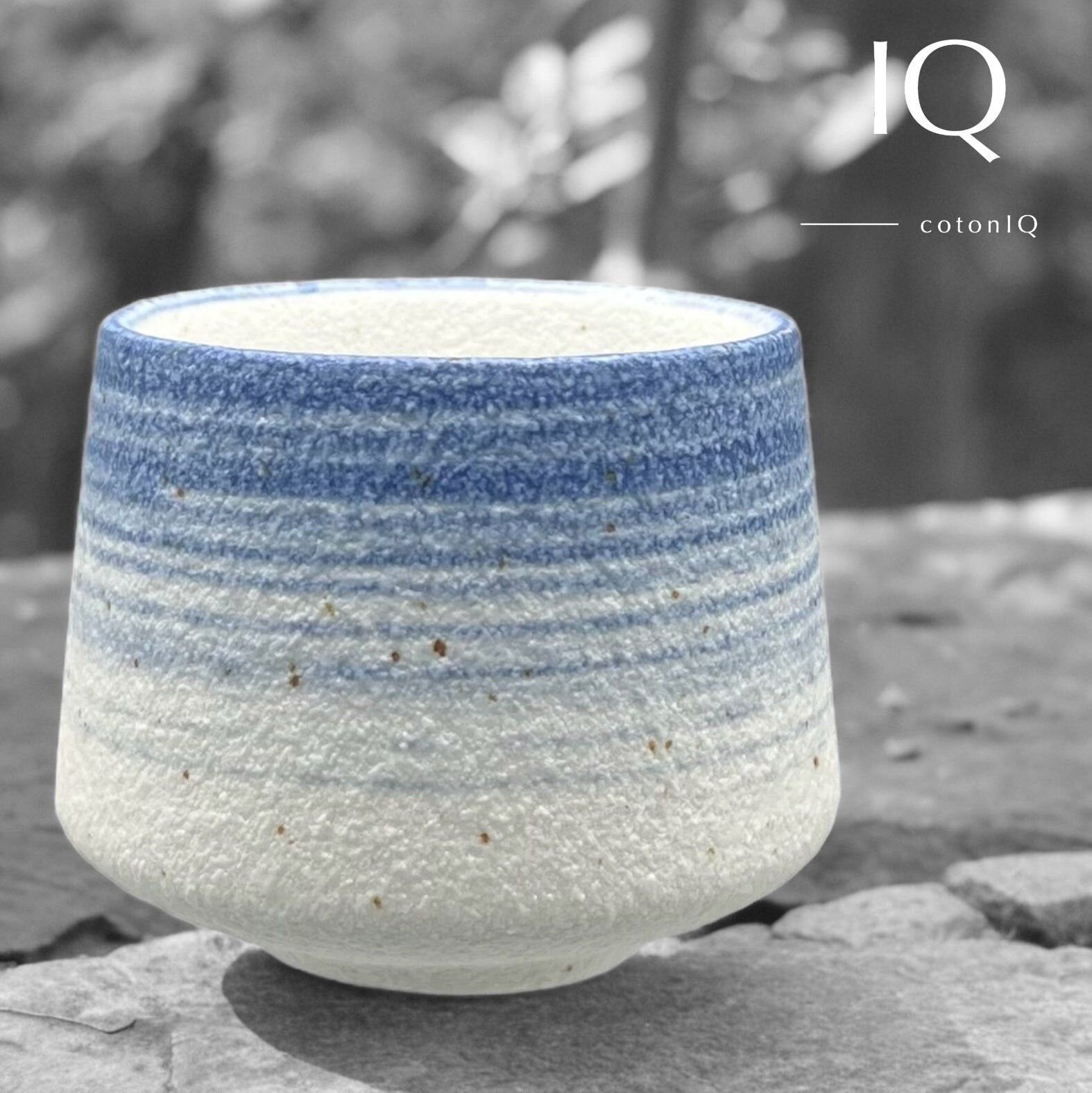 Taza de café con superficie texturizada – tonos azules y blancos – 200 ml