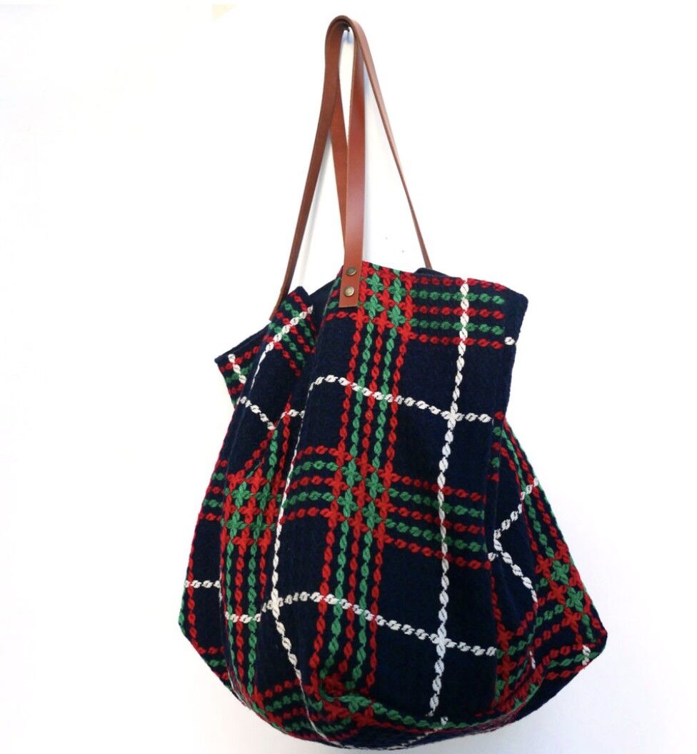 Blaue, rote, grüne und weiße wollene Einkaufstasche.