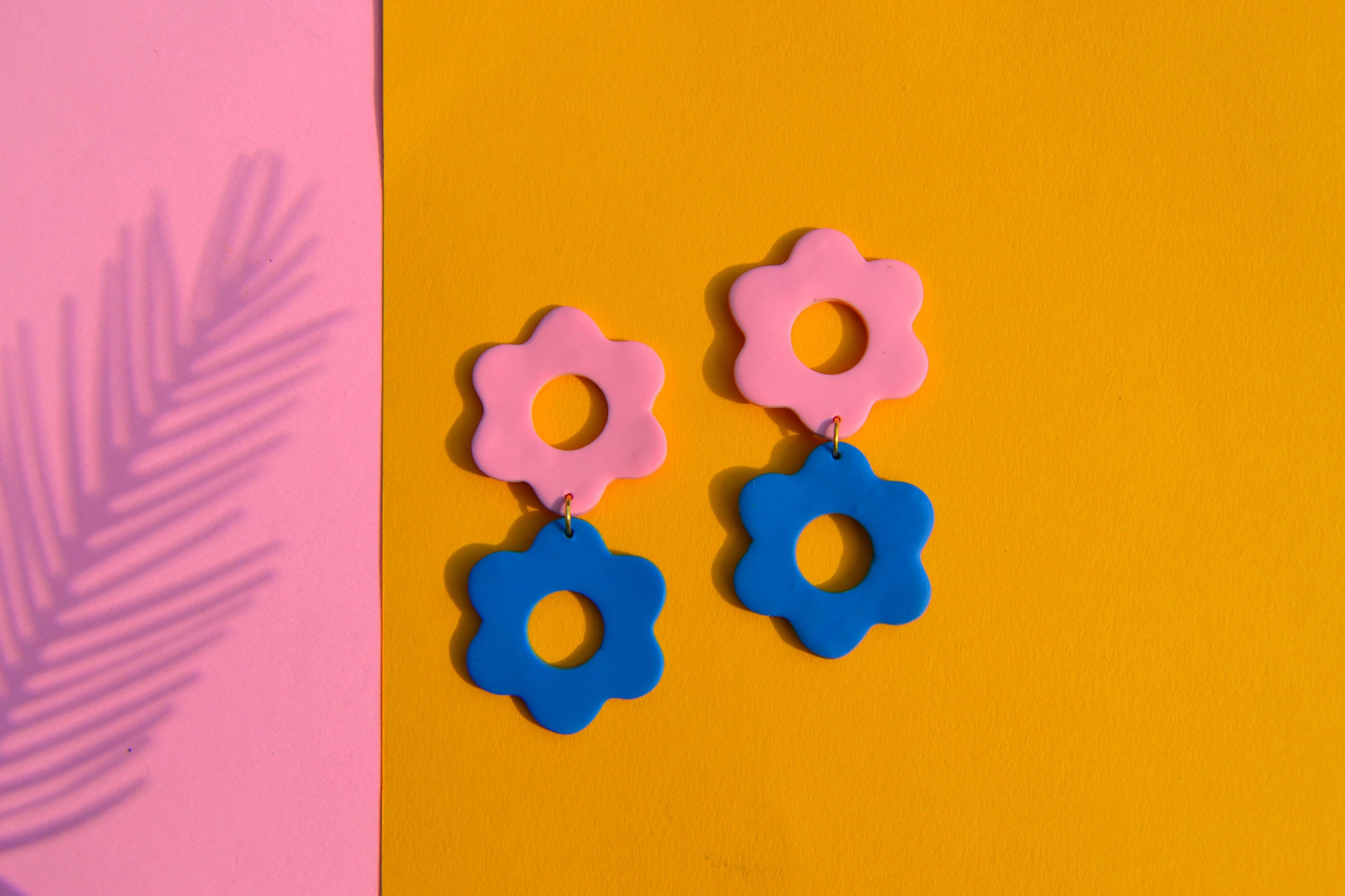 Rosa und blaue Blumenohrringe