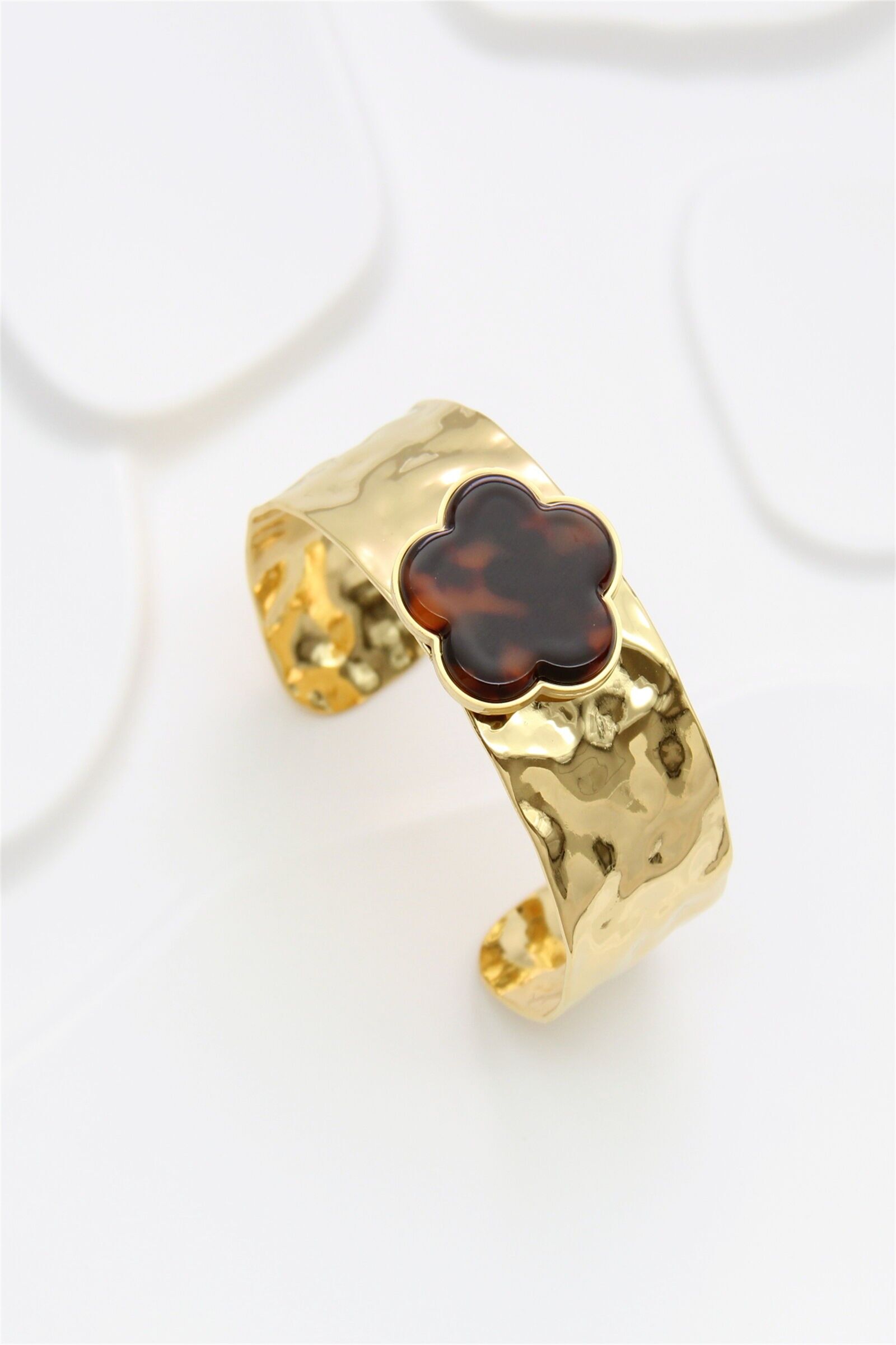 Bracciale rigido con trifoglio in tartaruga martellata – Acciaio inossidabile elegante e senza tempo