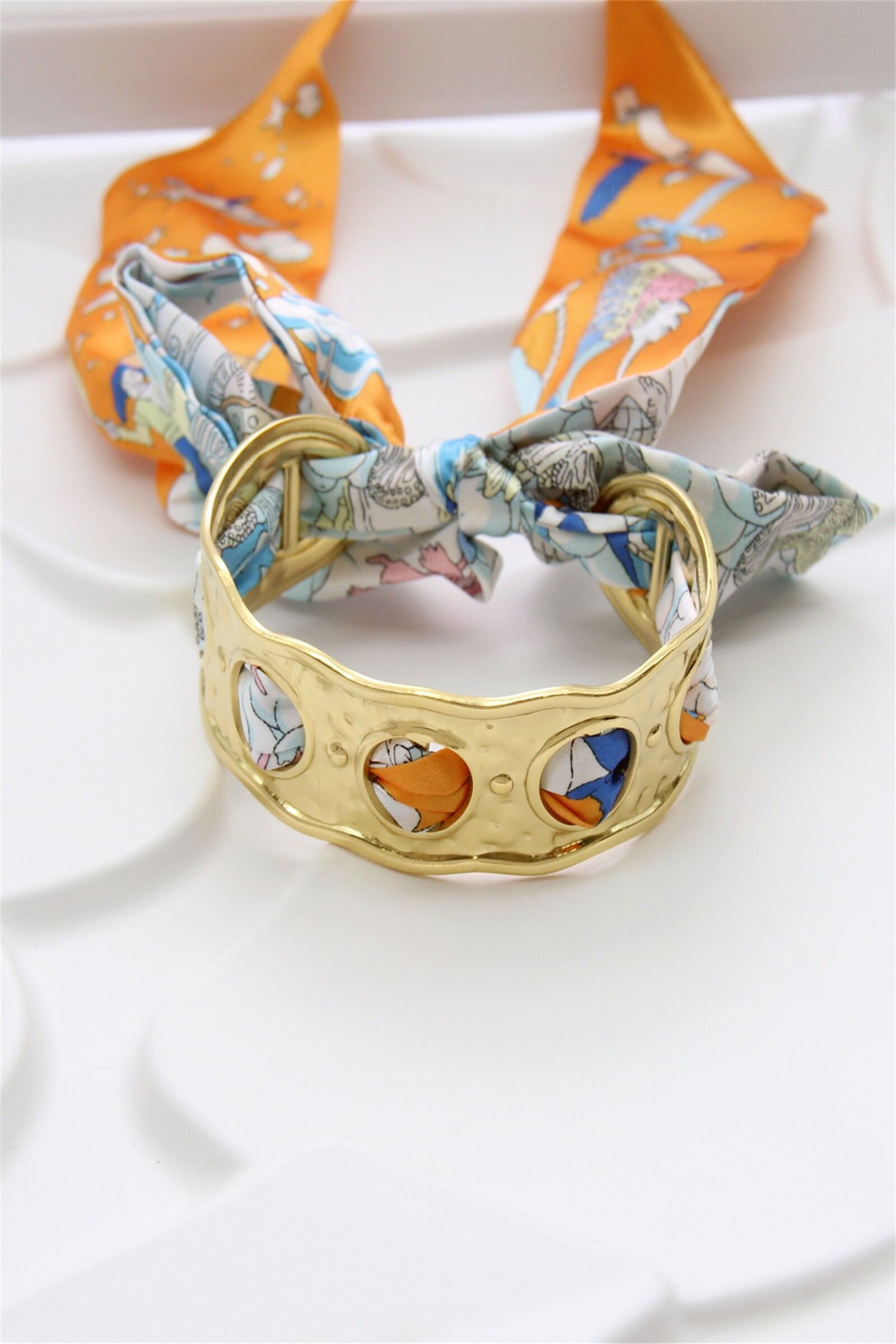 Bracciale rigido in acciaio inossidabile dorato con nastro colorato