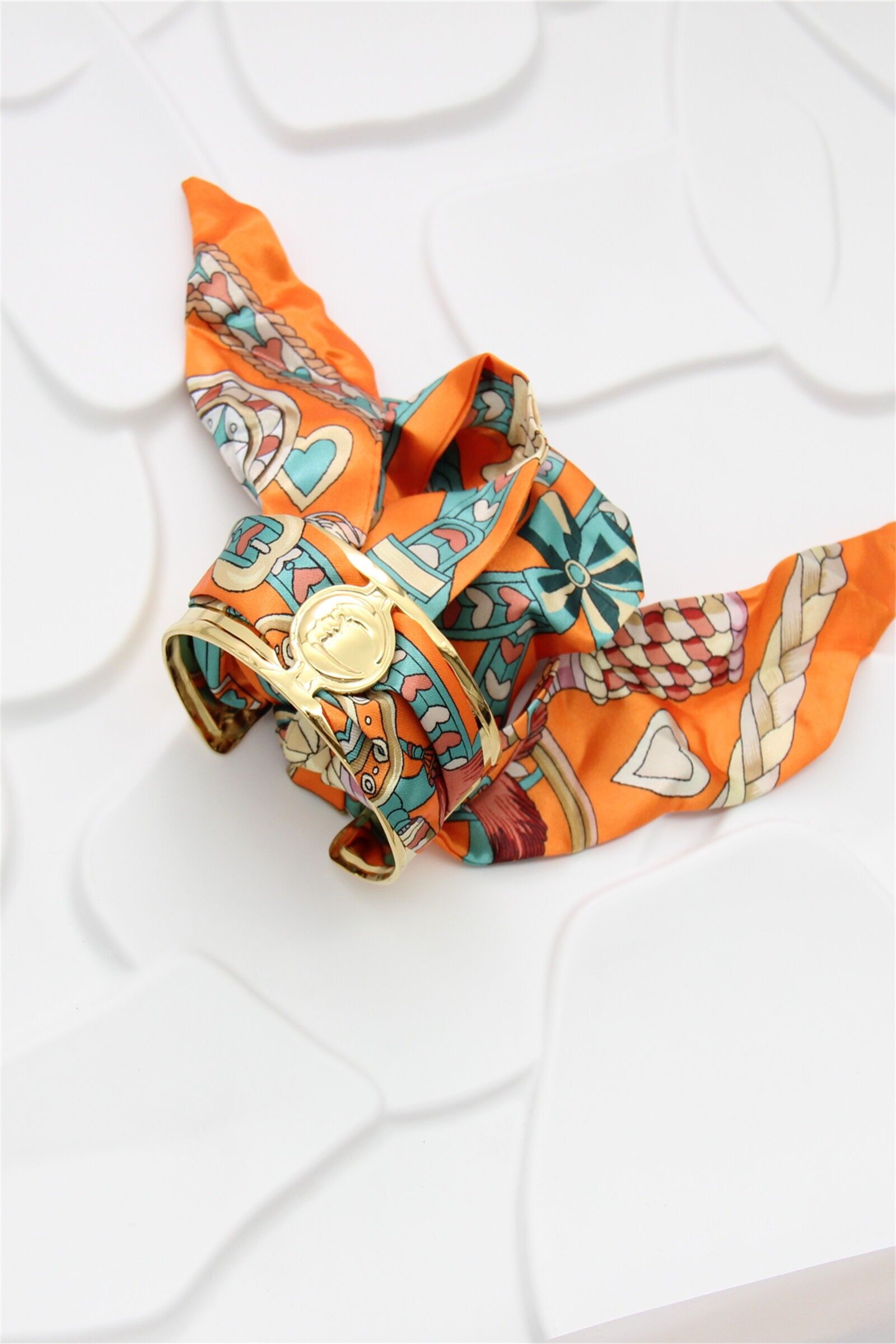 Bracciale rigido in oro con nastro di seta colorato