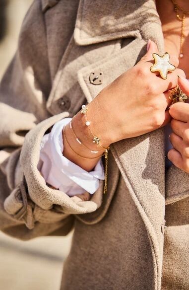 Bracciale a doppia catena in acciaio inossidabile placcato oro con perle bianche