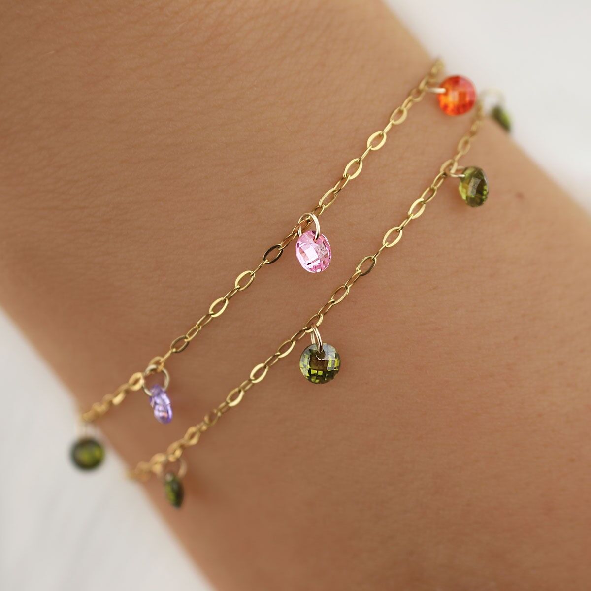 Pulsera fina con charms de circonita, pulsera brillante de acero inoxidable con pedrería.