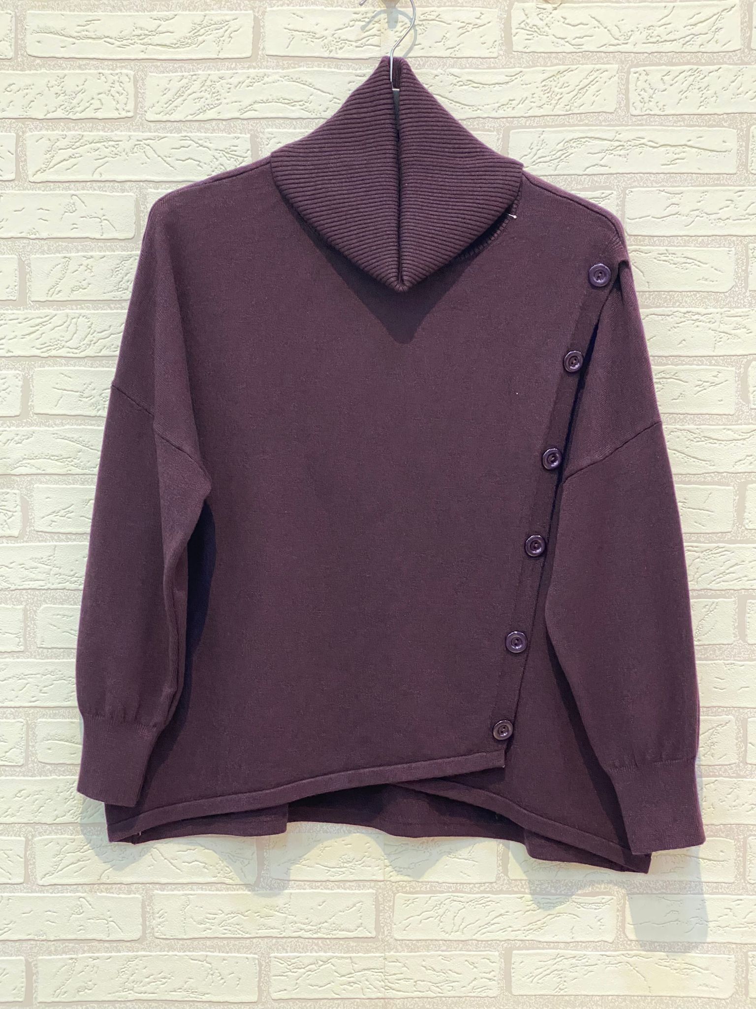 REF.1322 STRICKPULLOVER MIT UMSCHNITT UND KNÖPFEN