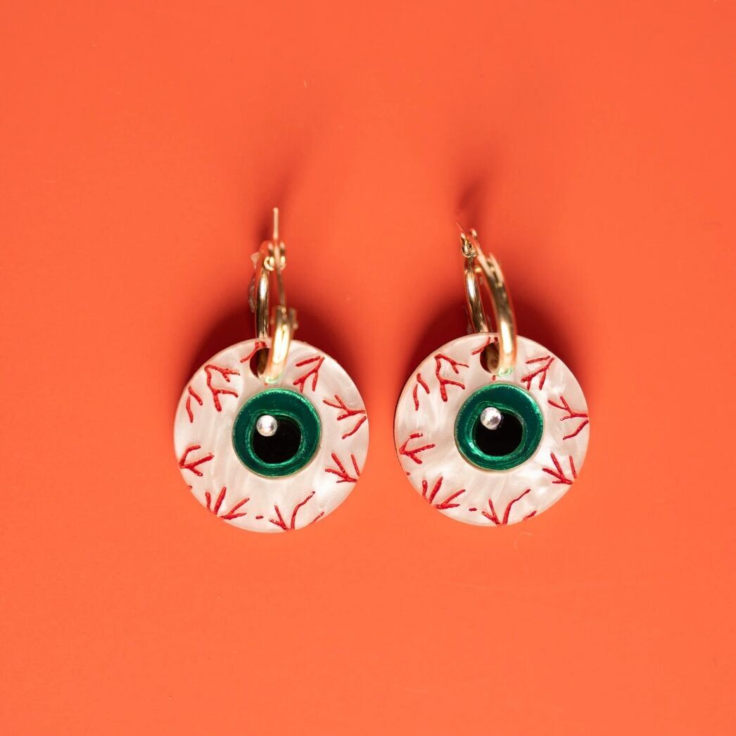 Creolen mit blutunterlaufenem Augapfel