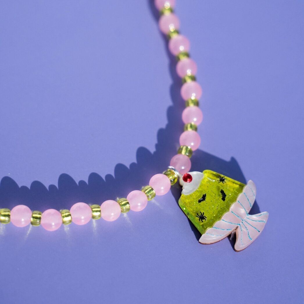 Collana di perline di gelatina orribile