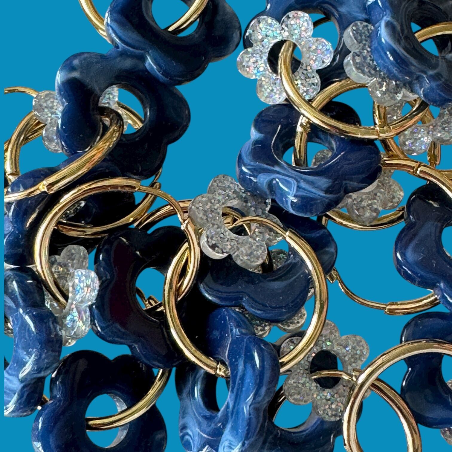 Orecchini a cerchio con fiori 1