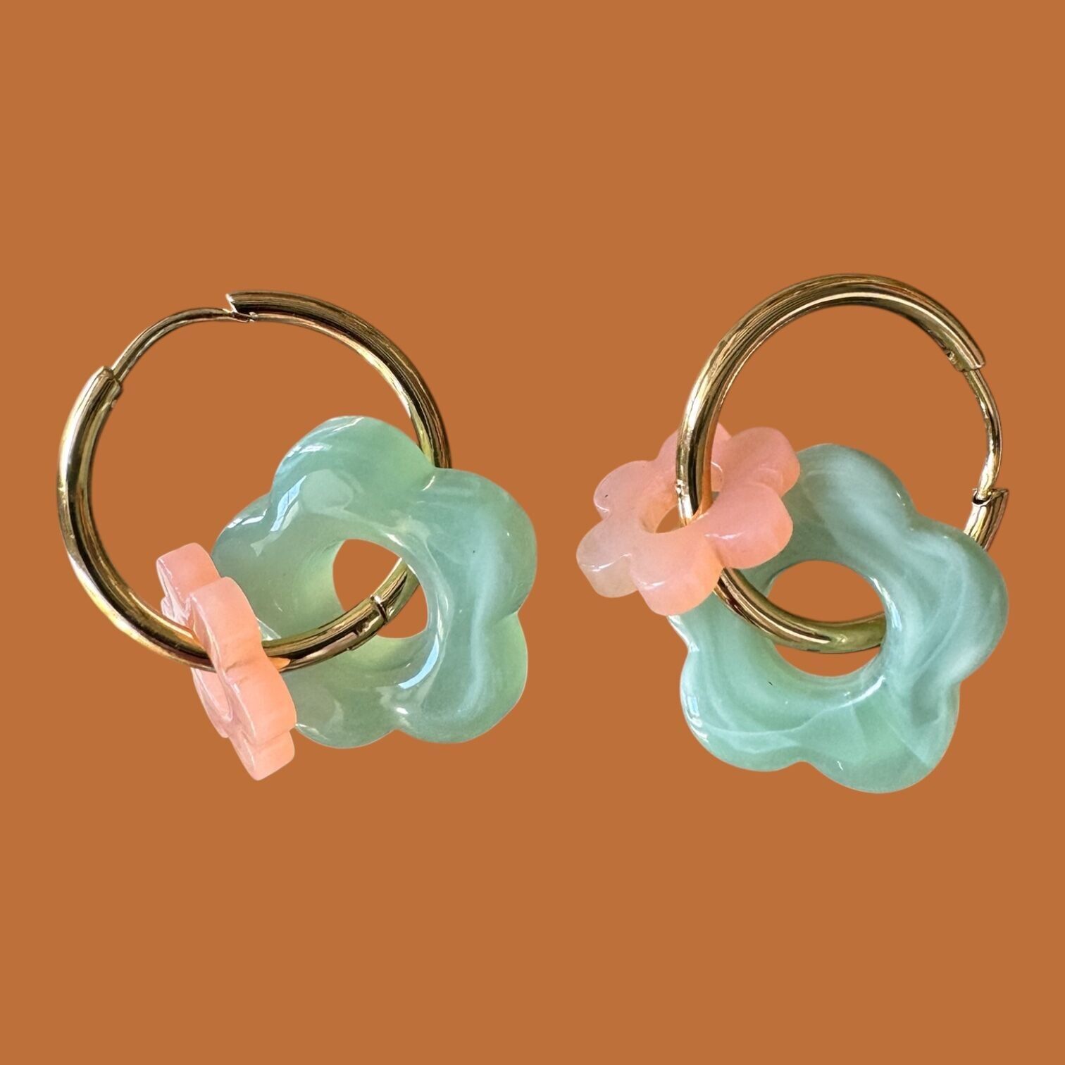 Orecchini a cerchio con fiori 2